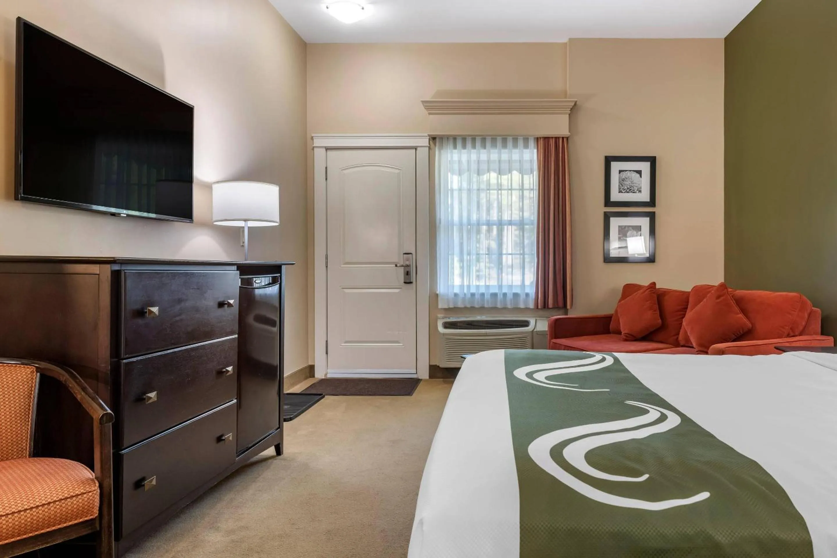 Bedroom, Bed in Quality Inn & Suites Quispamsis