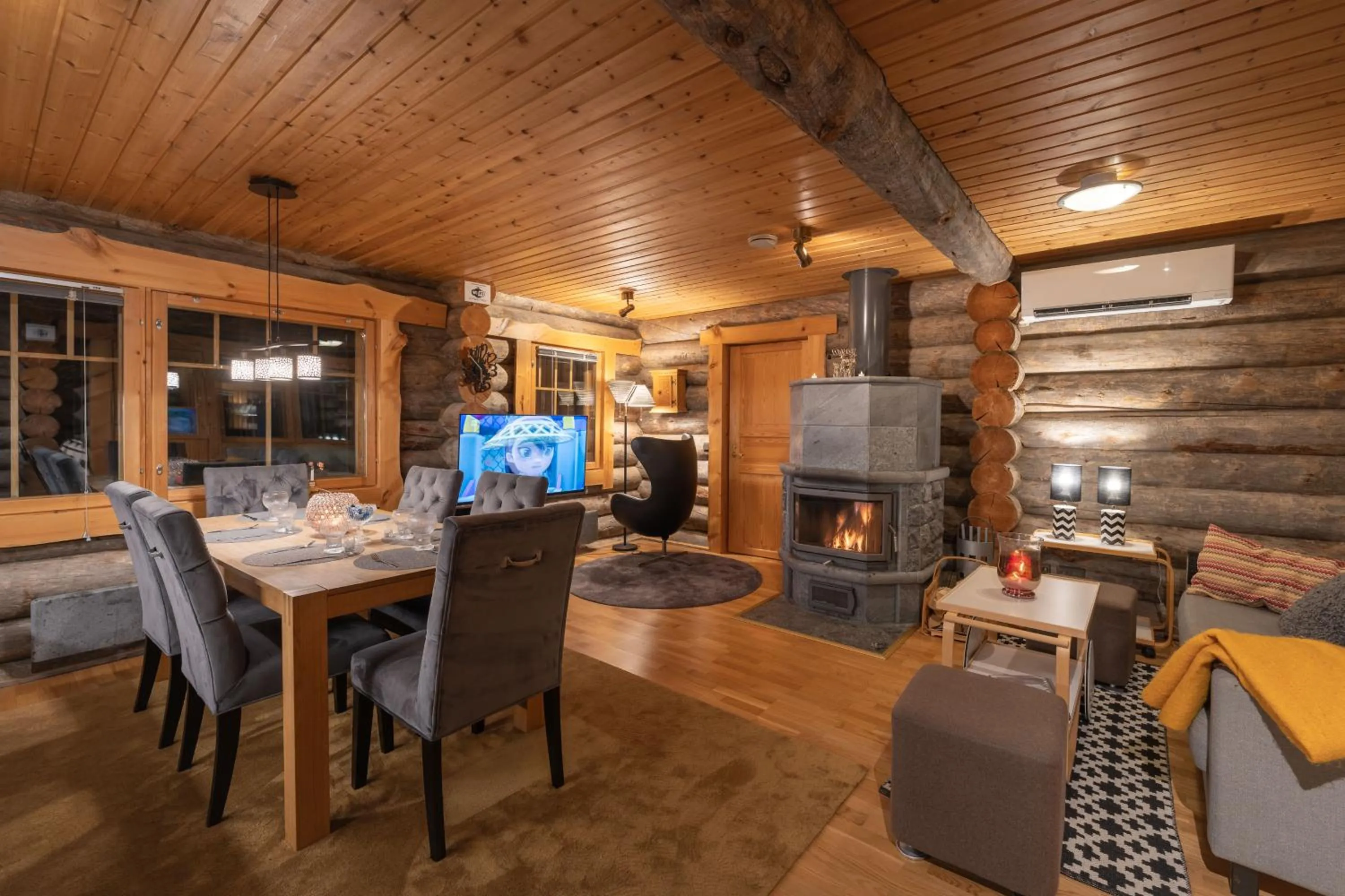 TV and multimedia in Kuukkeli Log Houses Villa Aurora "Pupula"