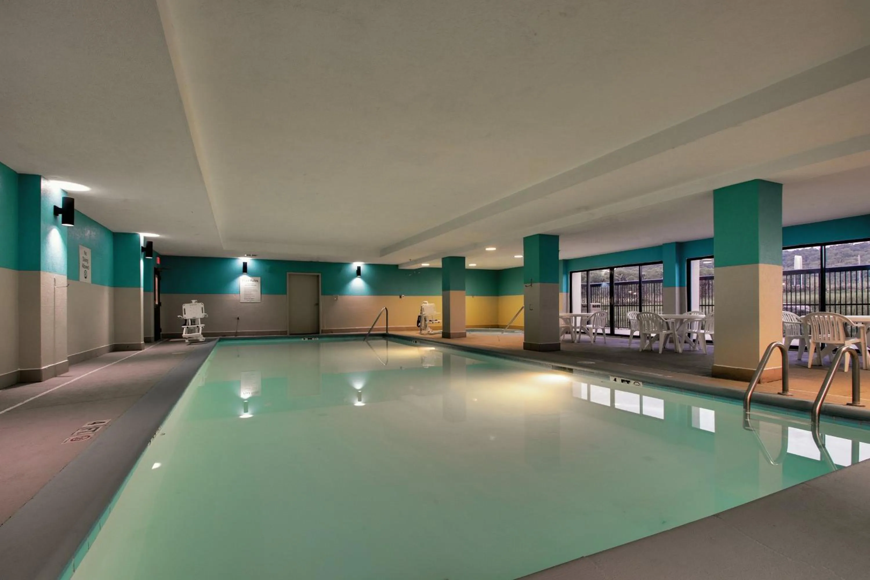 Swimming pool in Holiday Inn Express - Horse Cave by IHG