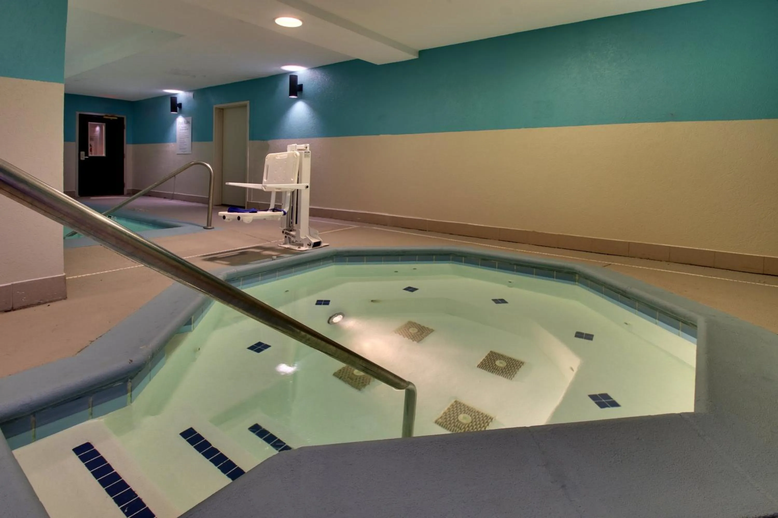 Swimming pool in Holiday Inn Express - Horse Cave by IHG