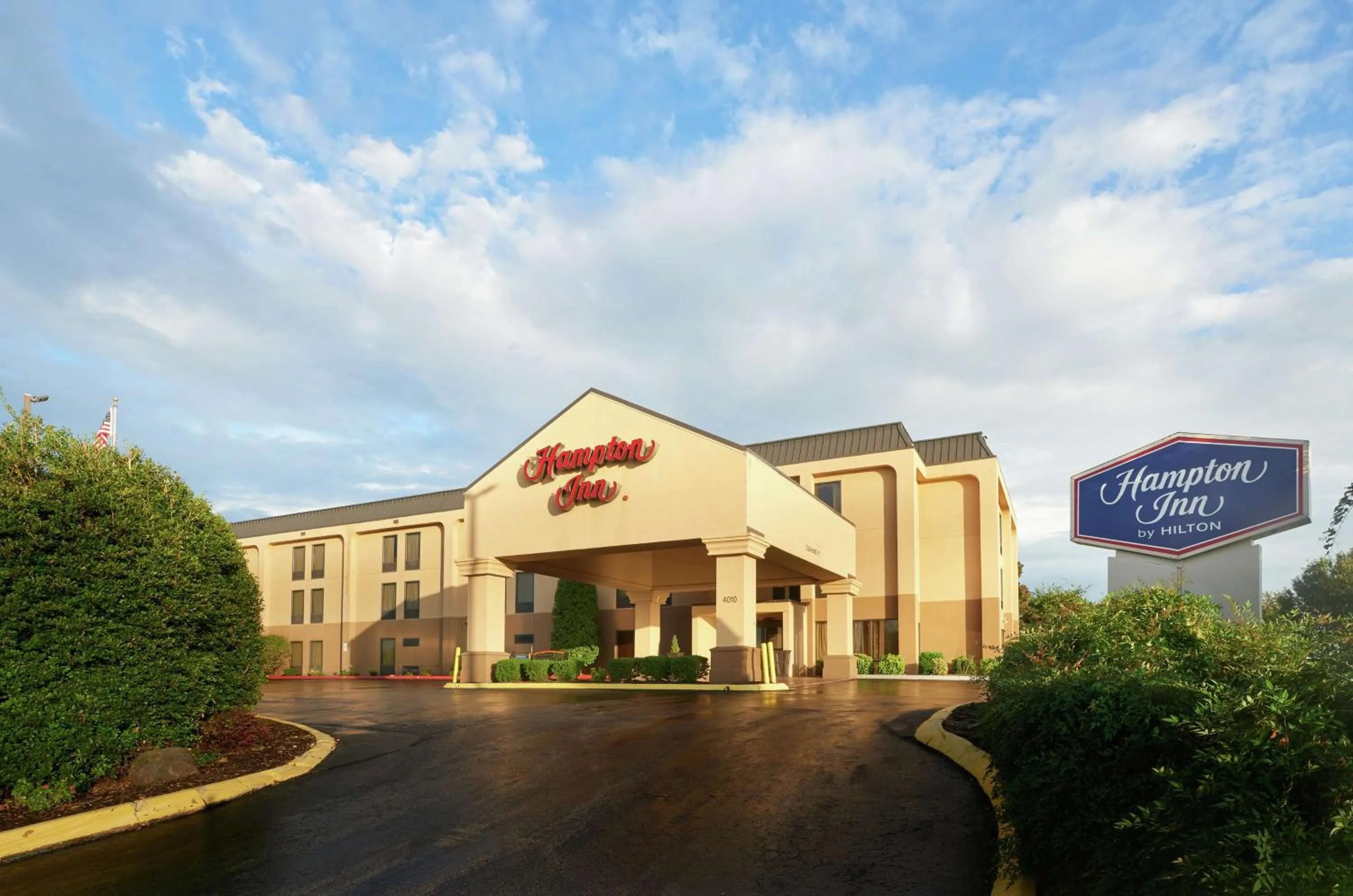 Property building in Hampton Inn Franklin, KY - Portland, TN