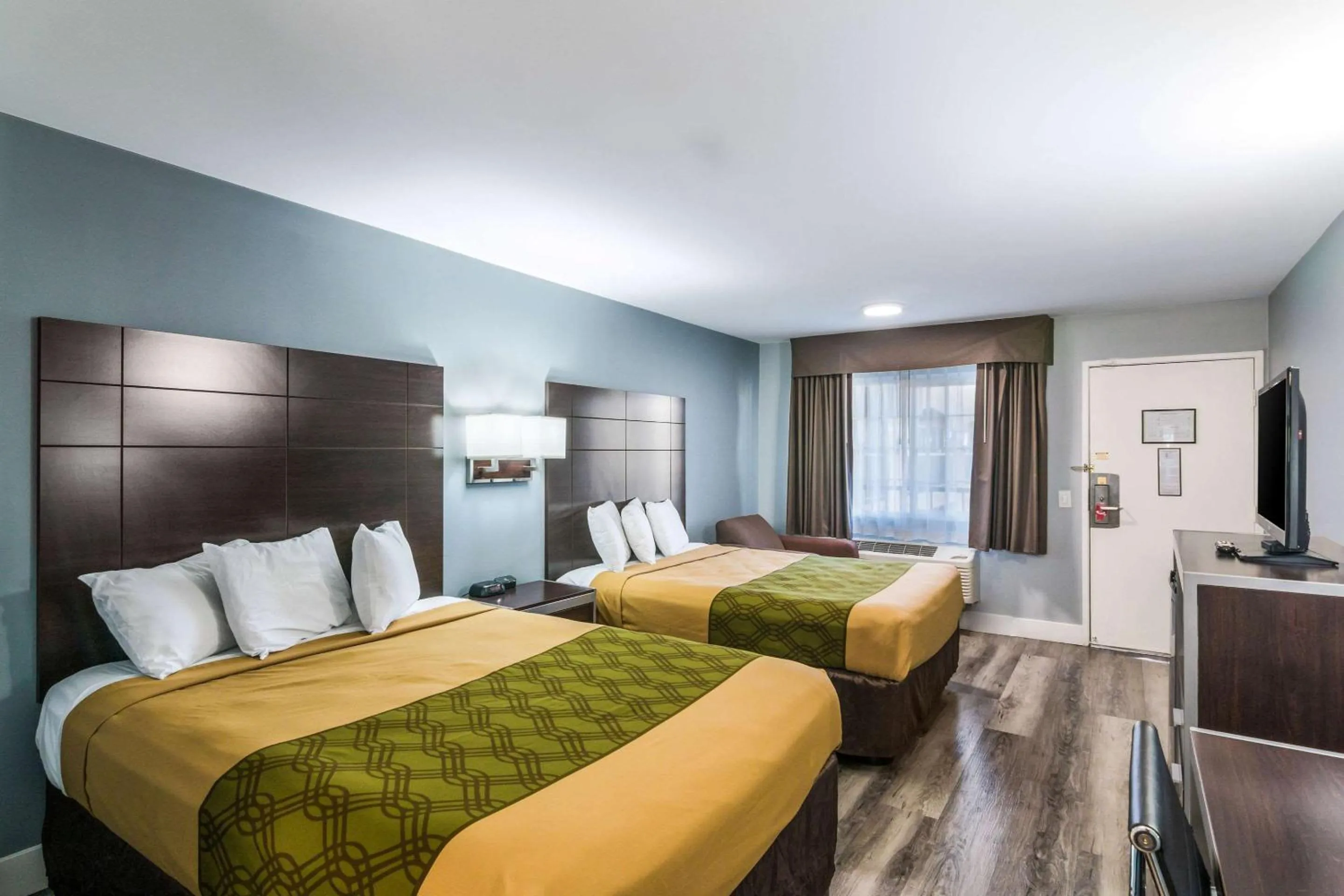 Bedroom, Bed in Econo Lodge Hesperia - Victorville I-15