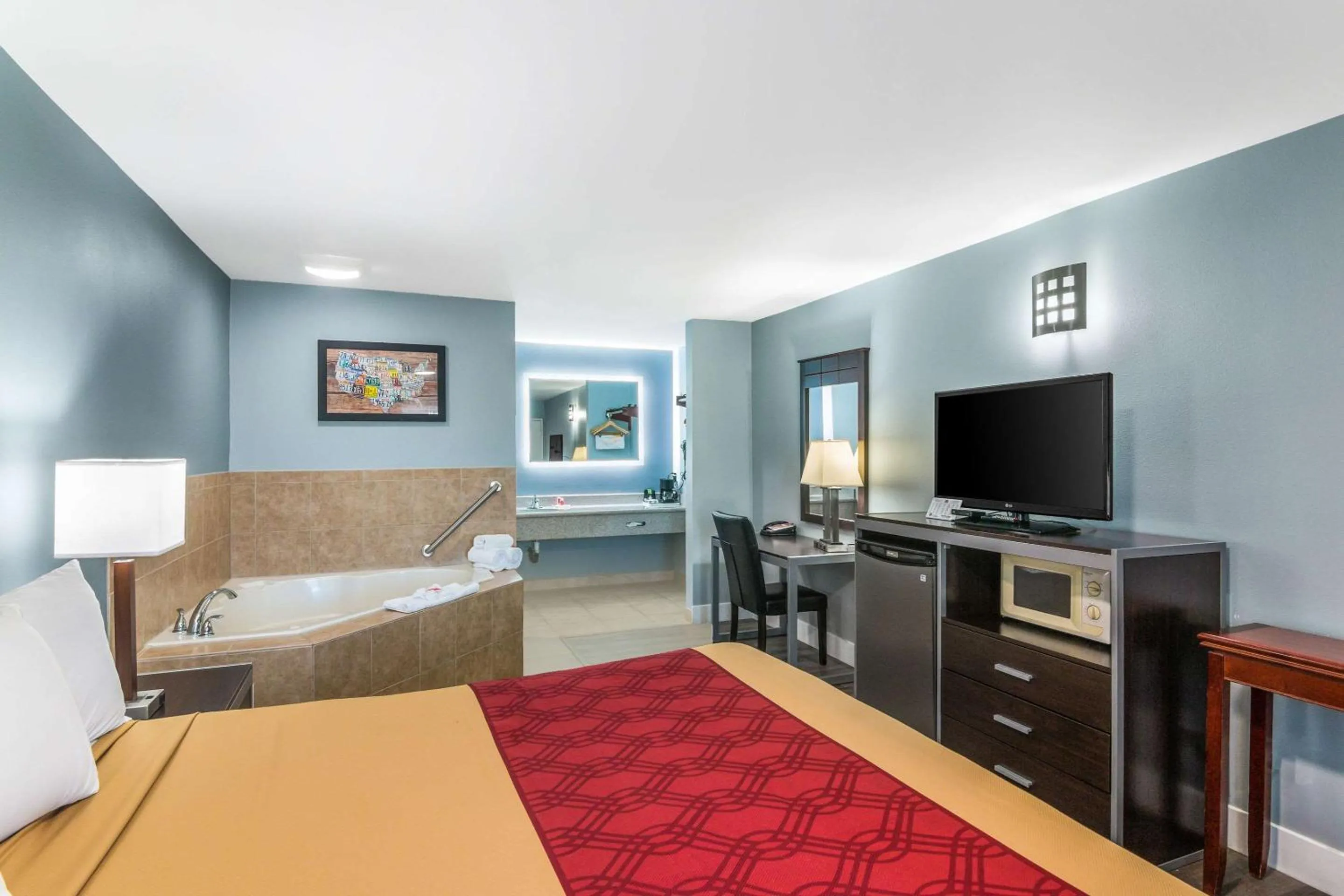 Bedroom, Bed in Econo Lodge Hesperia - Victorville I-15