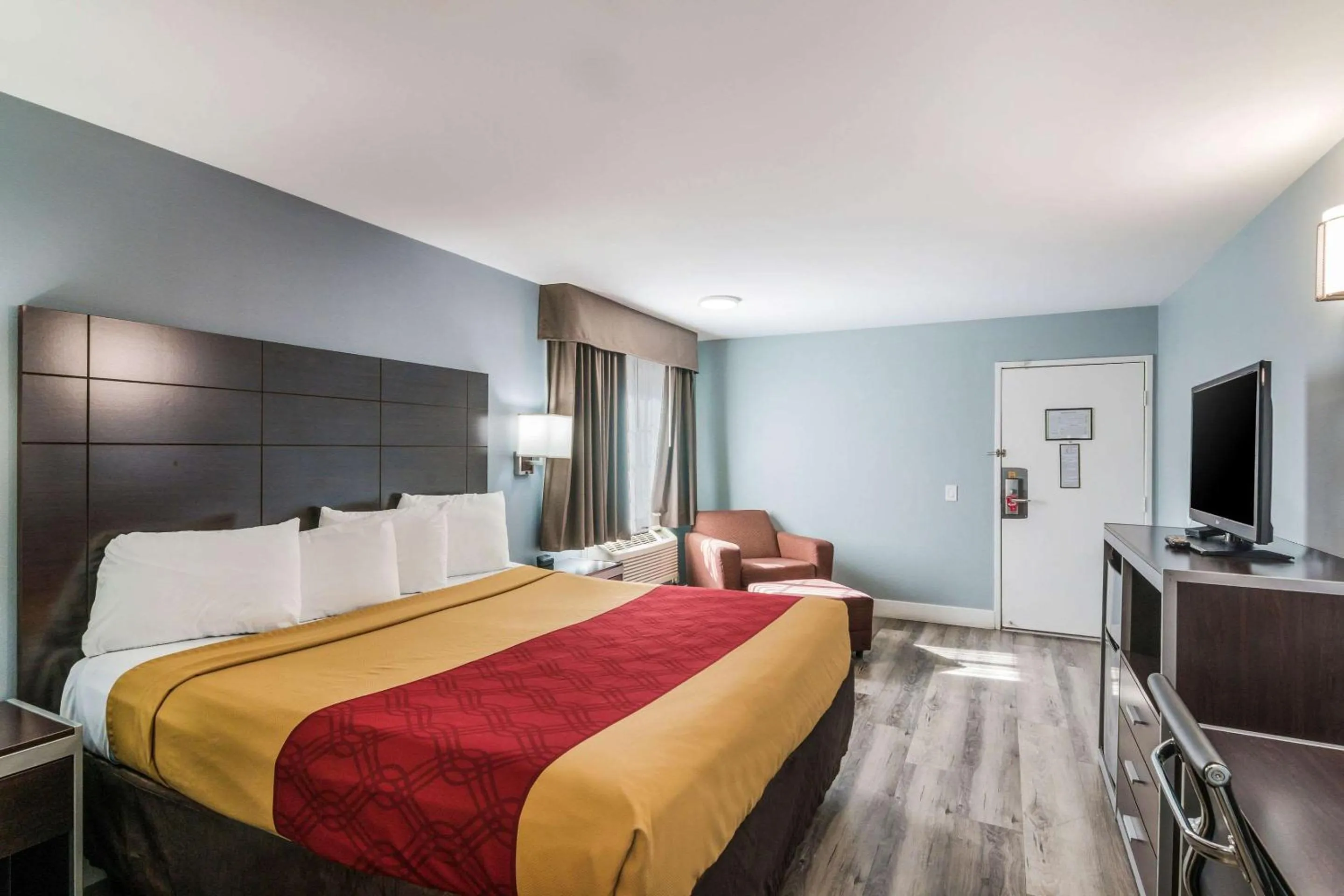 Bedroom, Bed in Econo Lodge Hesperia - Victorville I-15