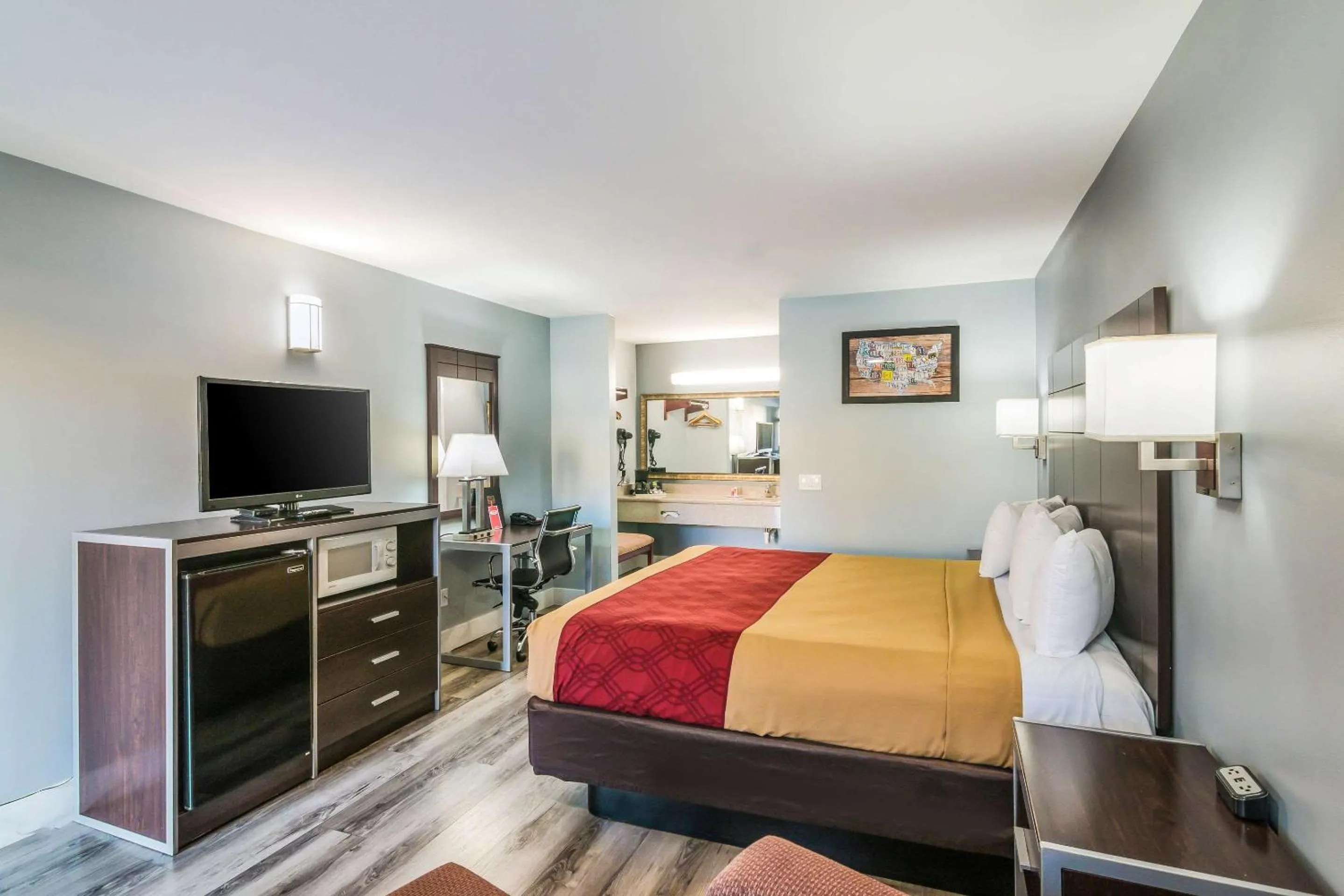 Bedroom, Bed in Econo Lodge Hesperia - Victorville I-15