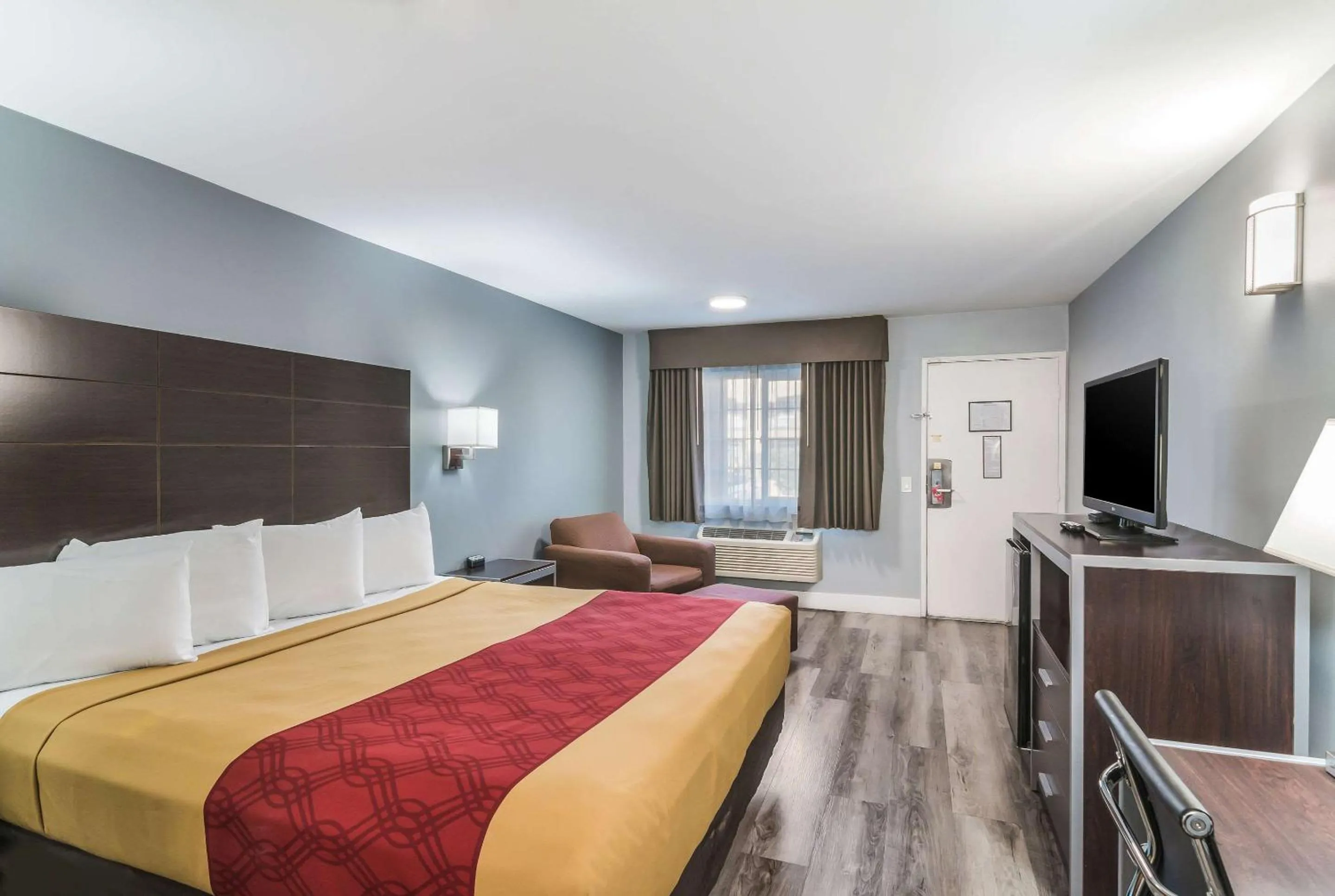 Bedroom, Bed in Econo Lodge Hesperia - Victorville I-15