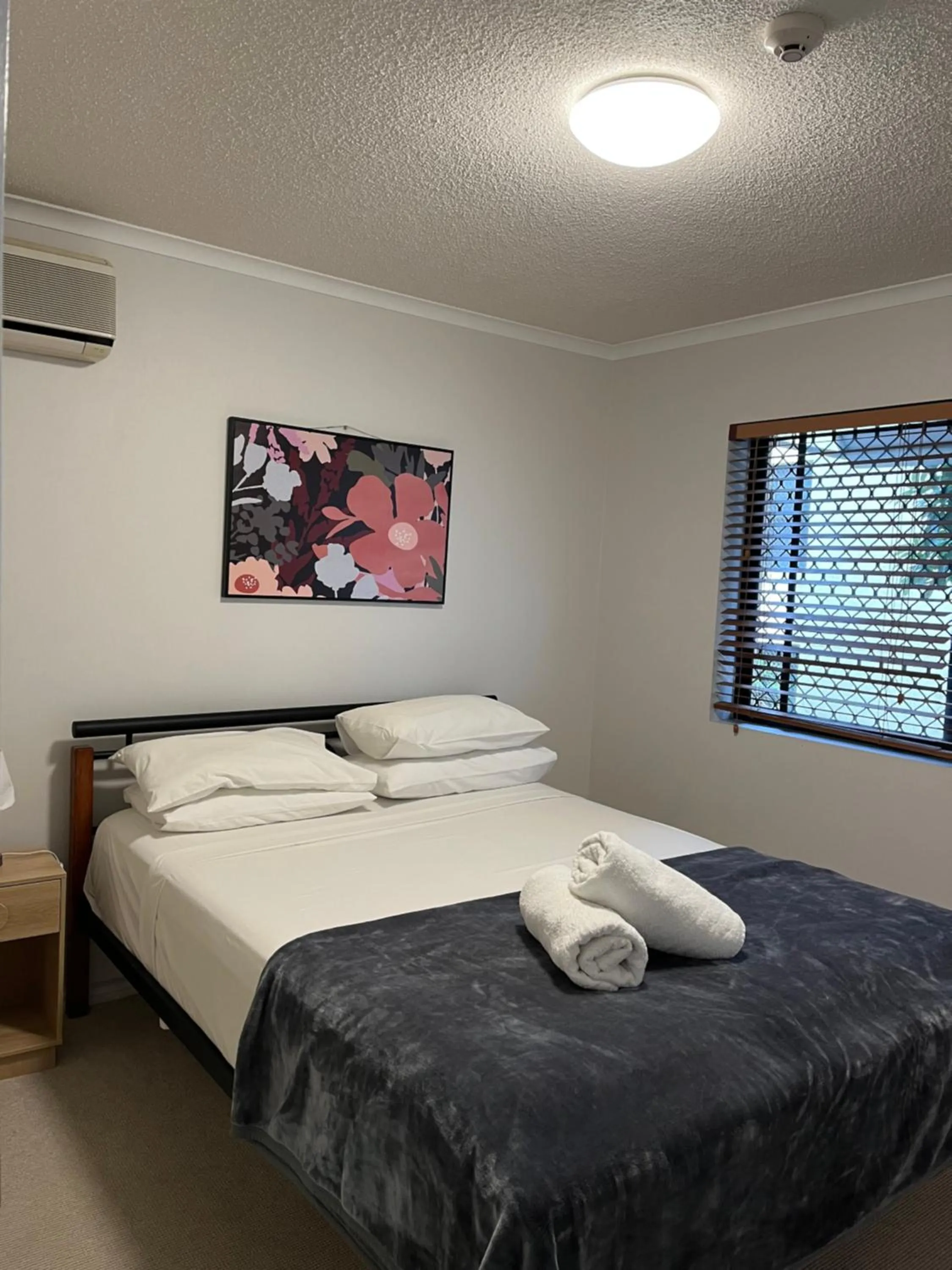 Bedroom, Bed in Spring Hill Gardens Apartments