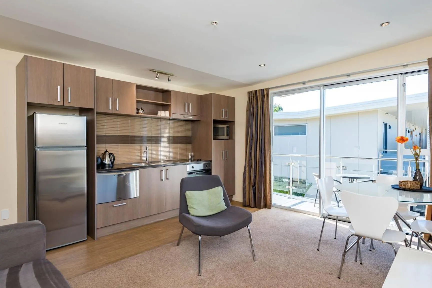 Kitchen or kitchenette in Edgewater Palms Apartments