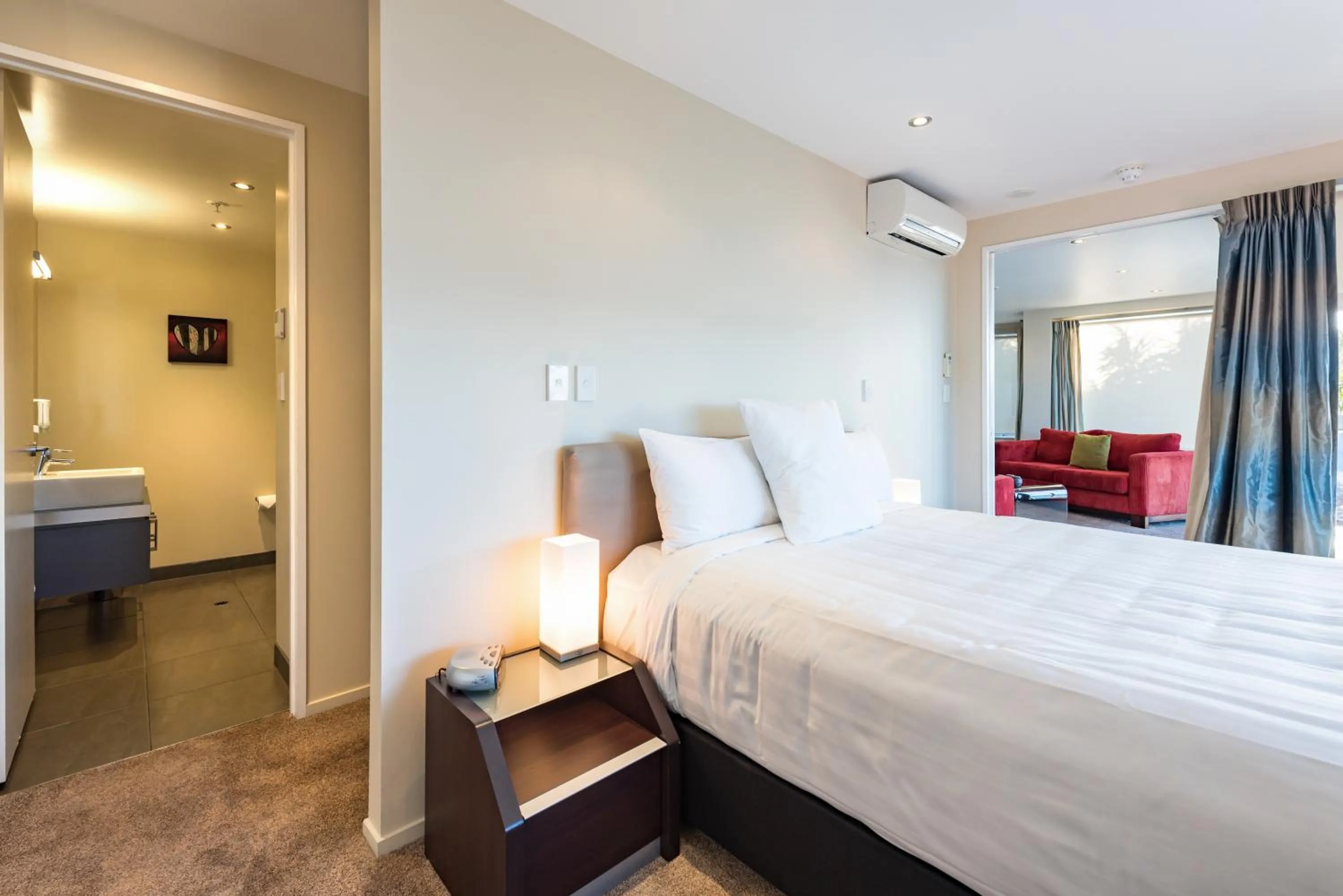 Bathroom, Bed in Edgewater Palms Apartments