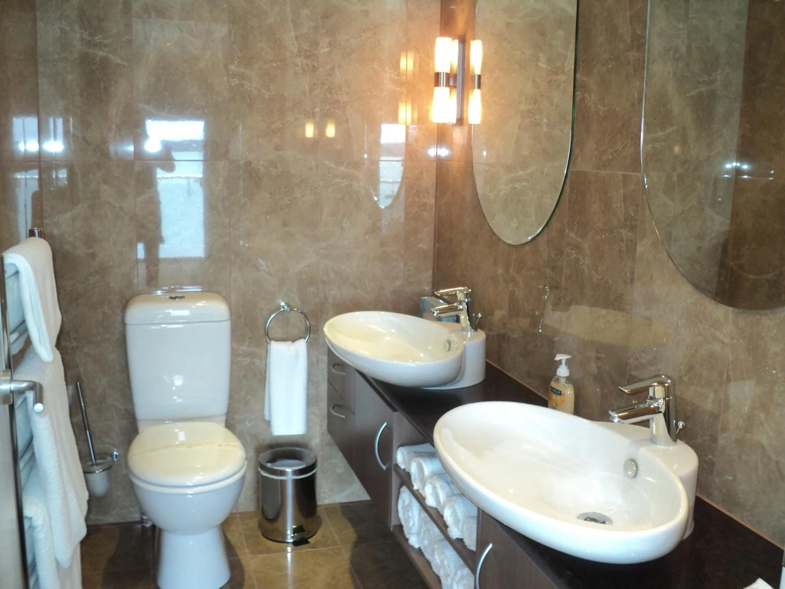 Bathroom in Edgewater Palms Apartments