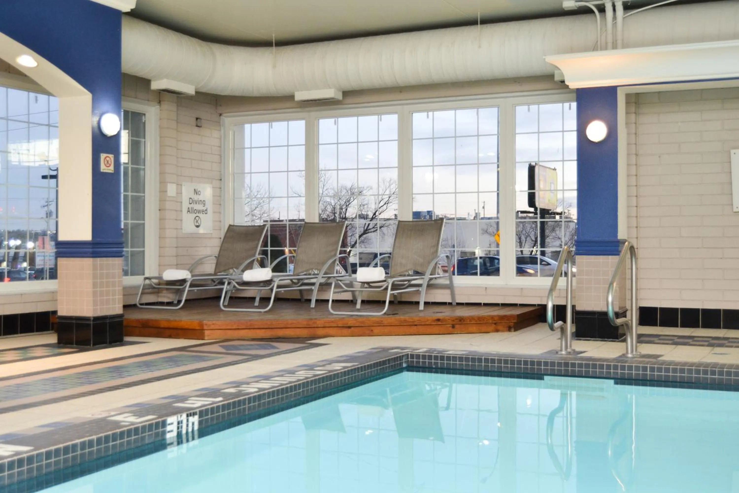 Swimming pool in Amenida Residences, Calgary