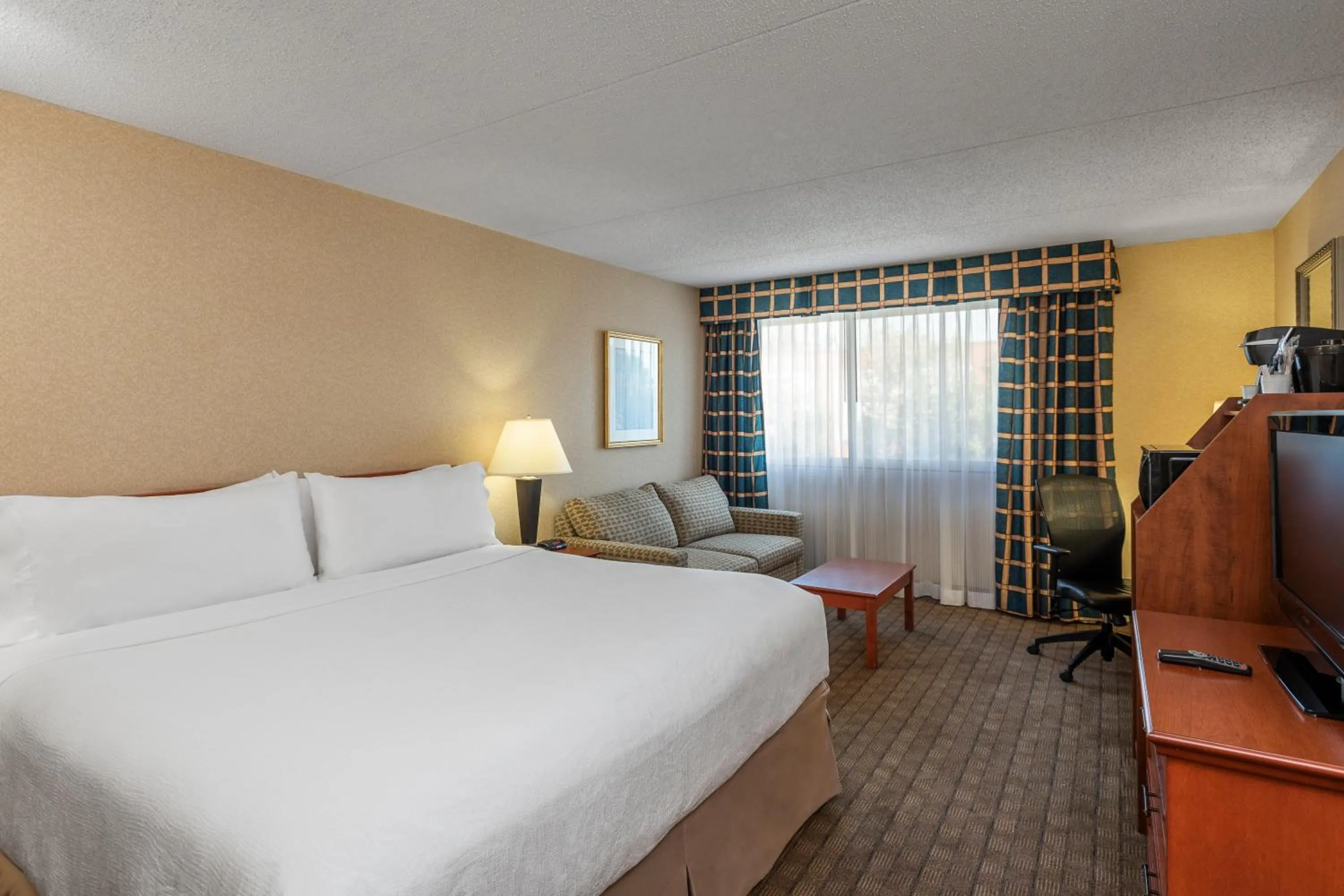 Photo of the whole room, Bed in Amenida Residences, Calgary