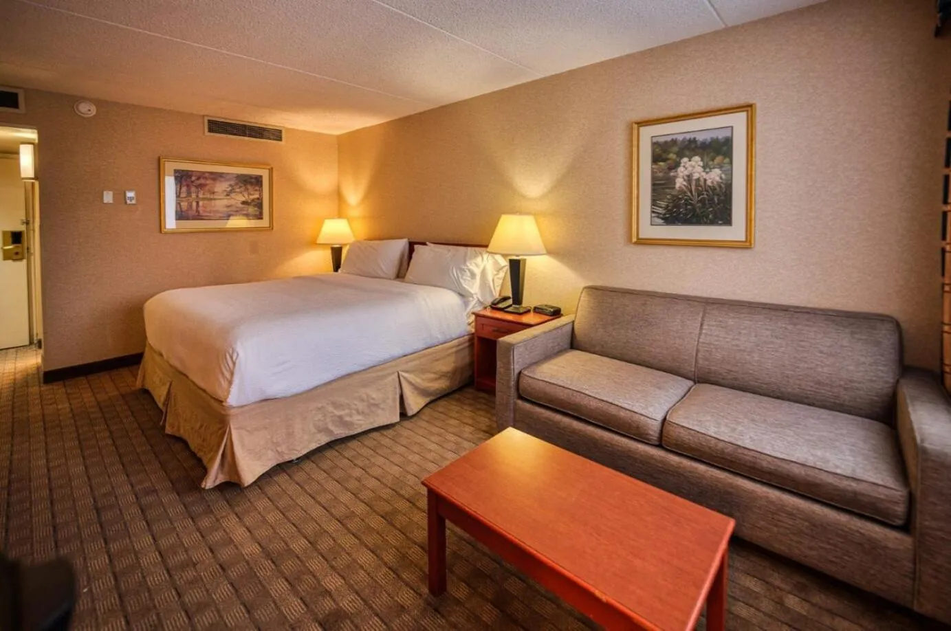 Bedroom, Bed in Amenida Residences, Calgary