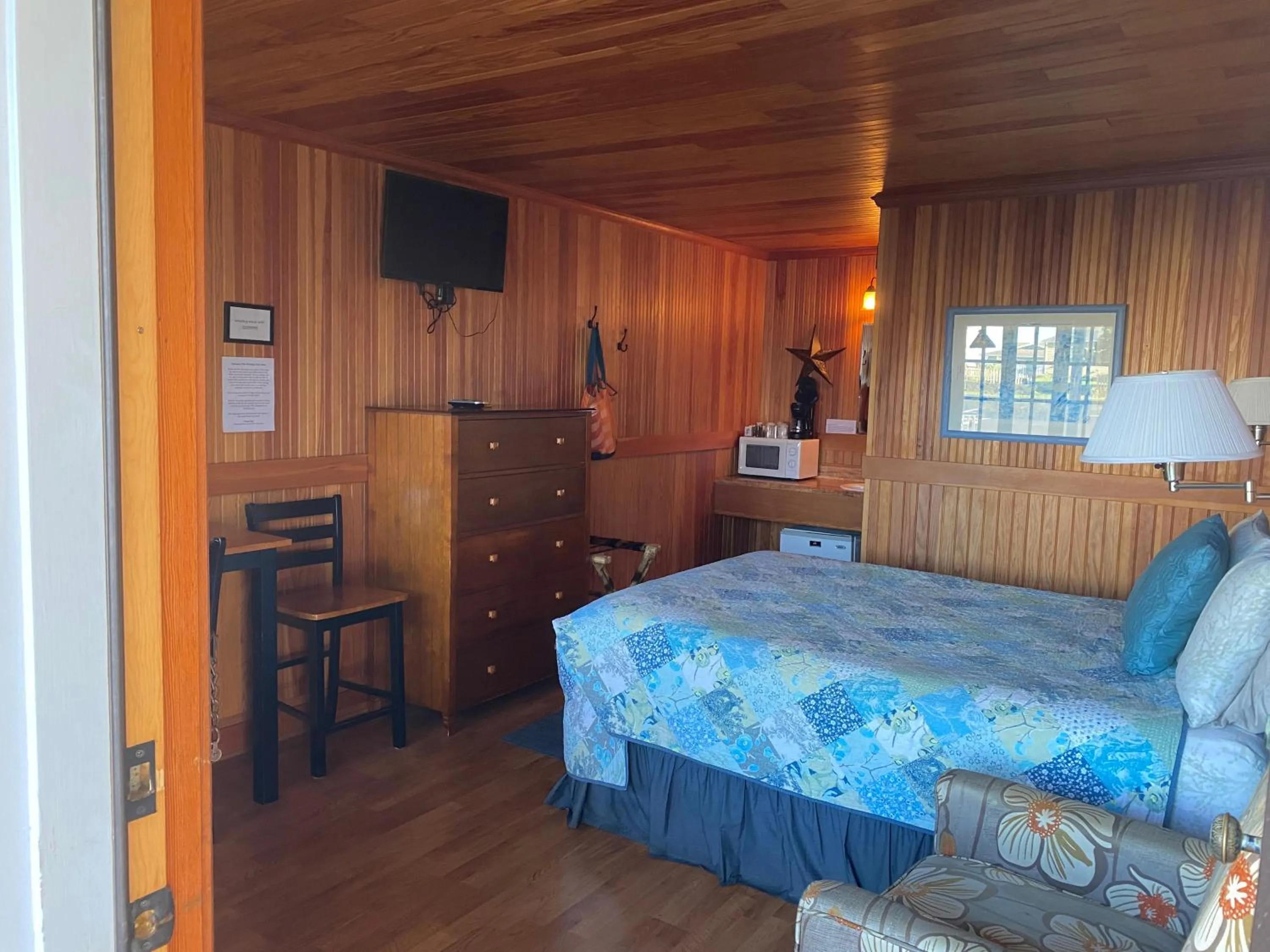 Bed in Whistling Winds Motel