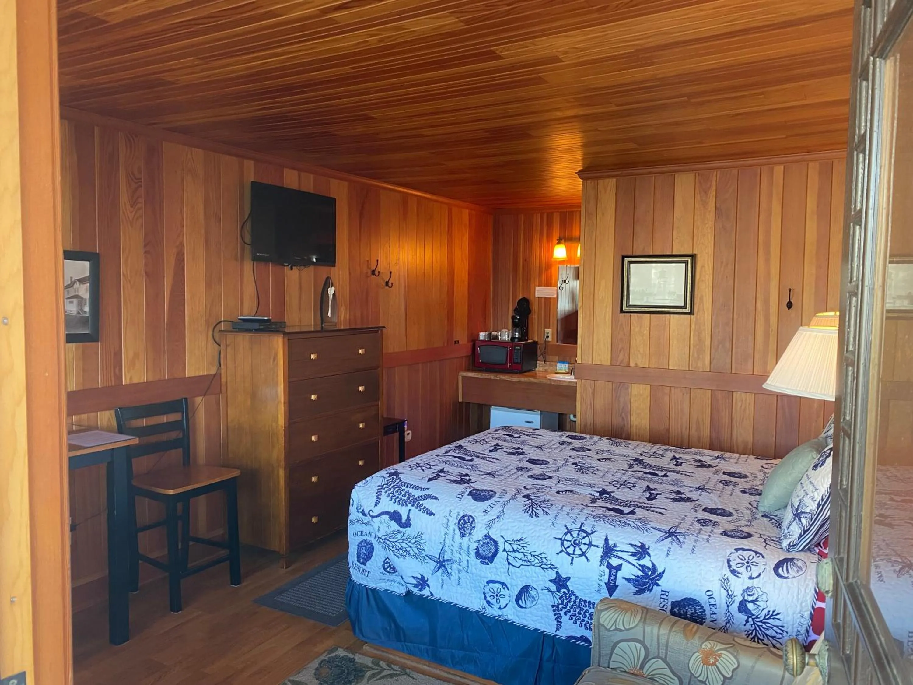 Bed in Whistling Winds Motel