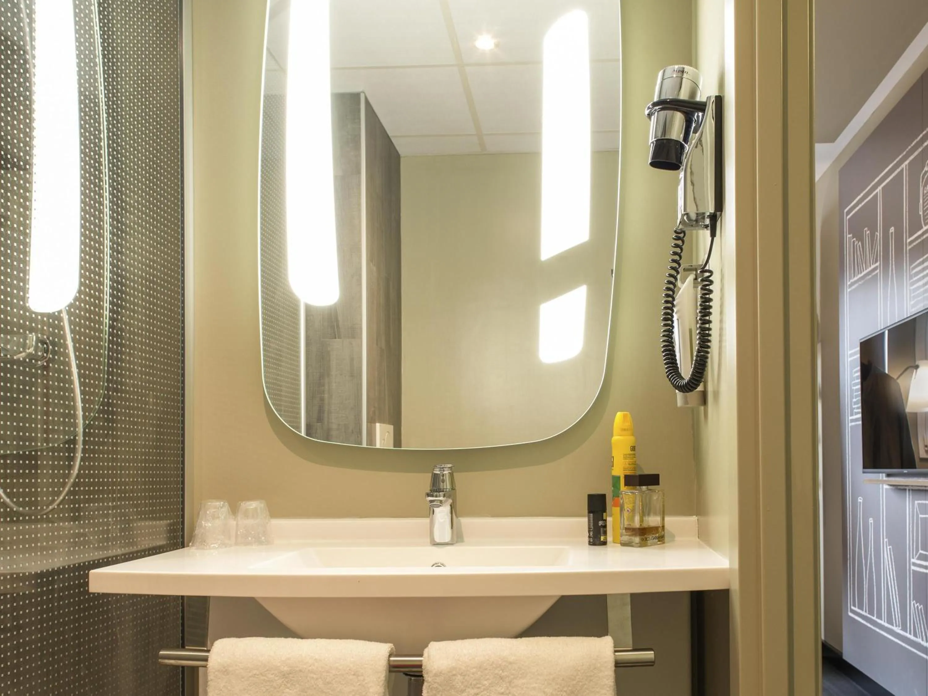 Bedroom in Ibis Madrid Fuenlabrada