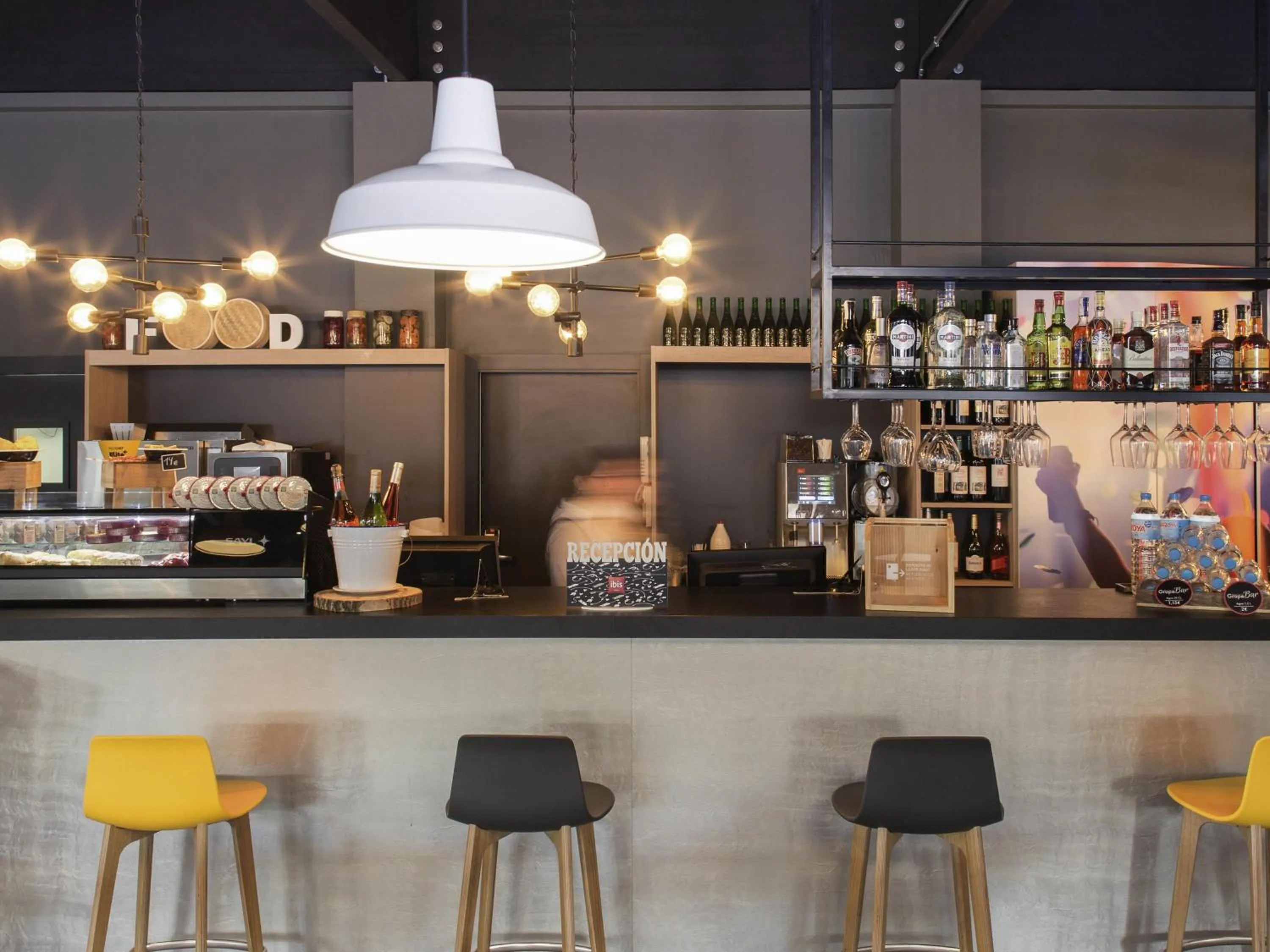 Lounge or bar in Ibis Madrid Fuenlabrada