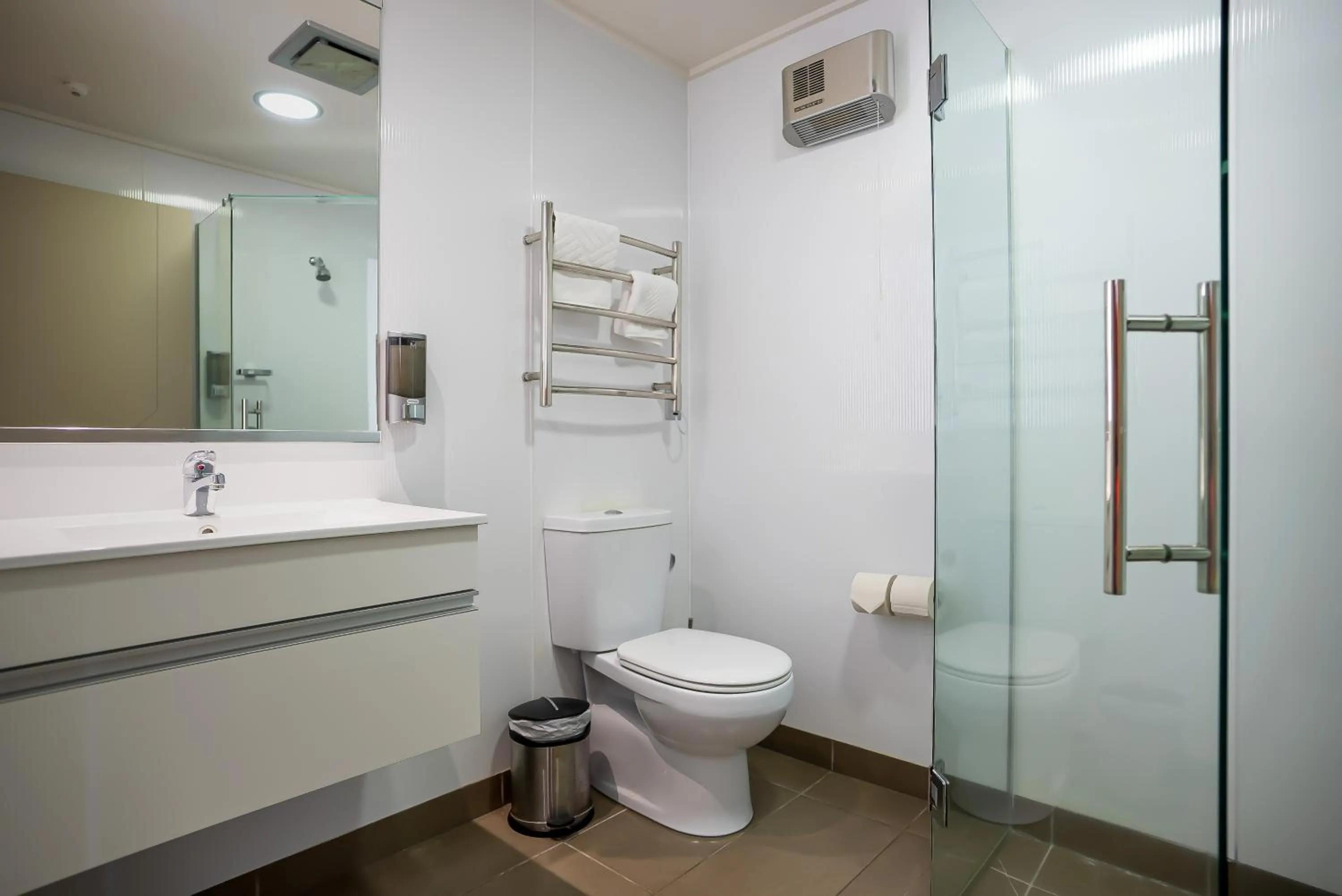 Shower in Marakura Deluxe Motel