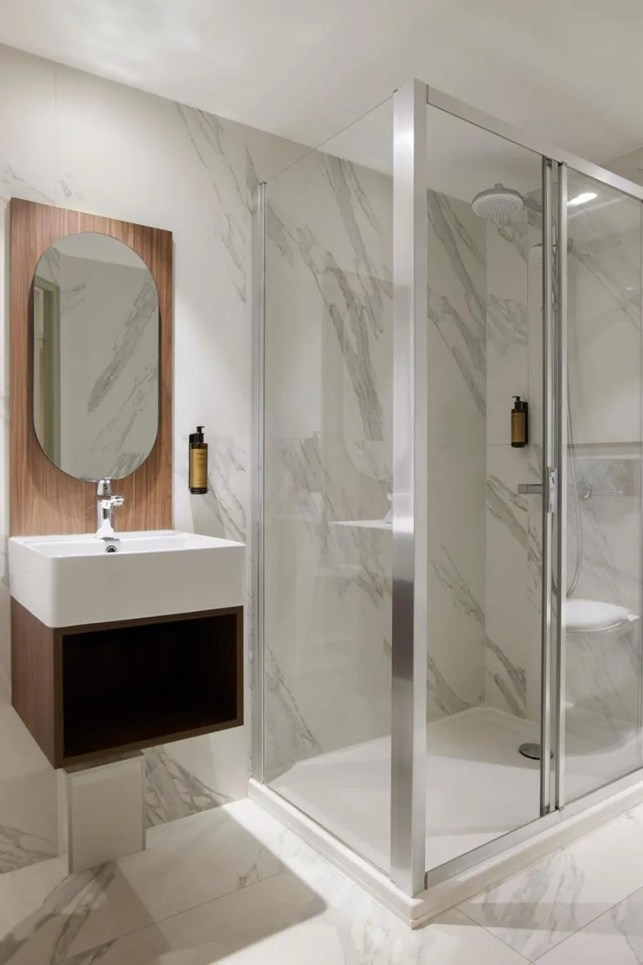 Bathroom in Hotel du Pin Nice Port