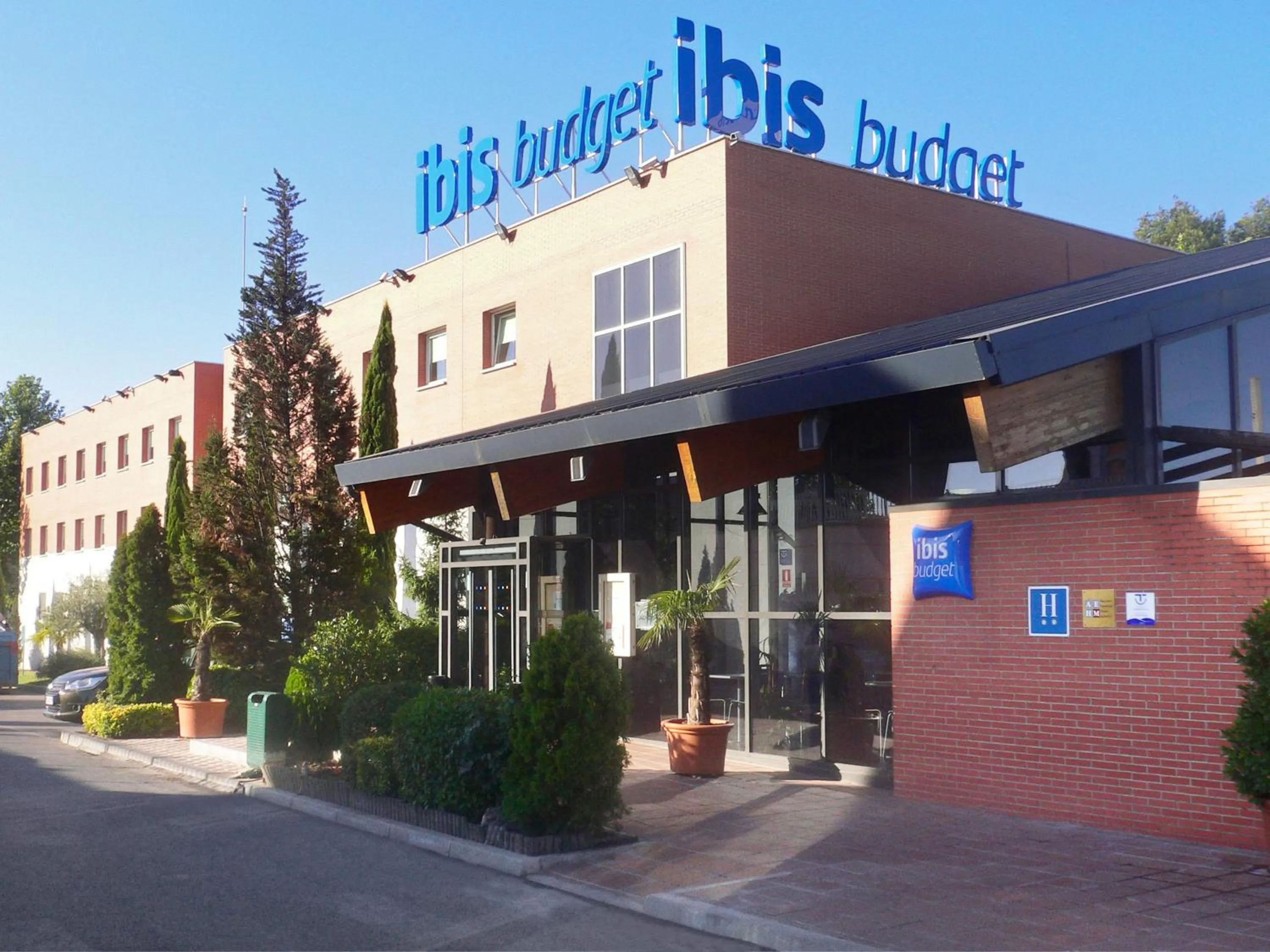 Facade/entrance in Ibis Budget Madrid Alcalá de Henares La Dehesa