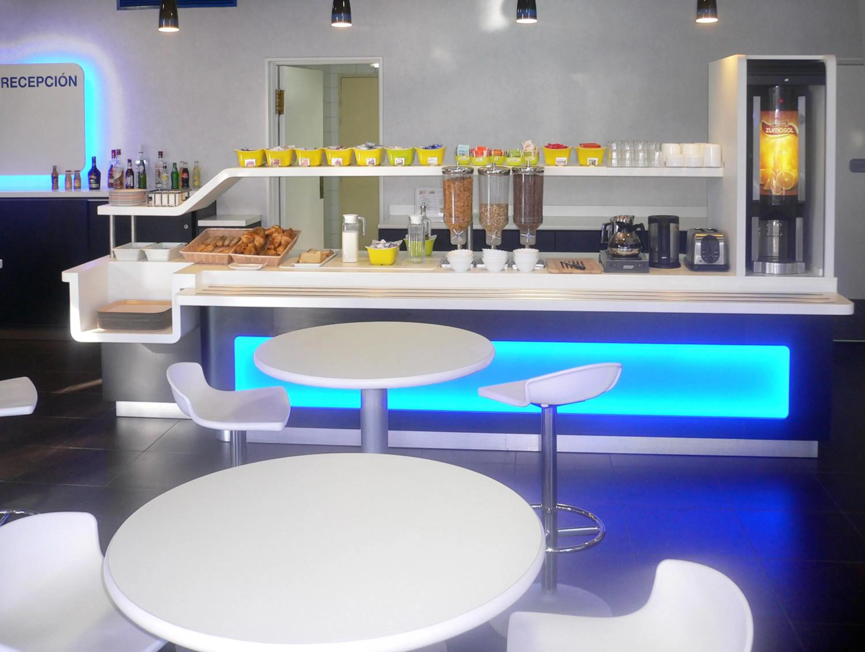 Dining area in Ibis Budget Madrid Alcalá de Henares La Dehesa