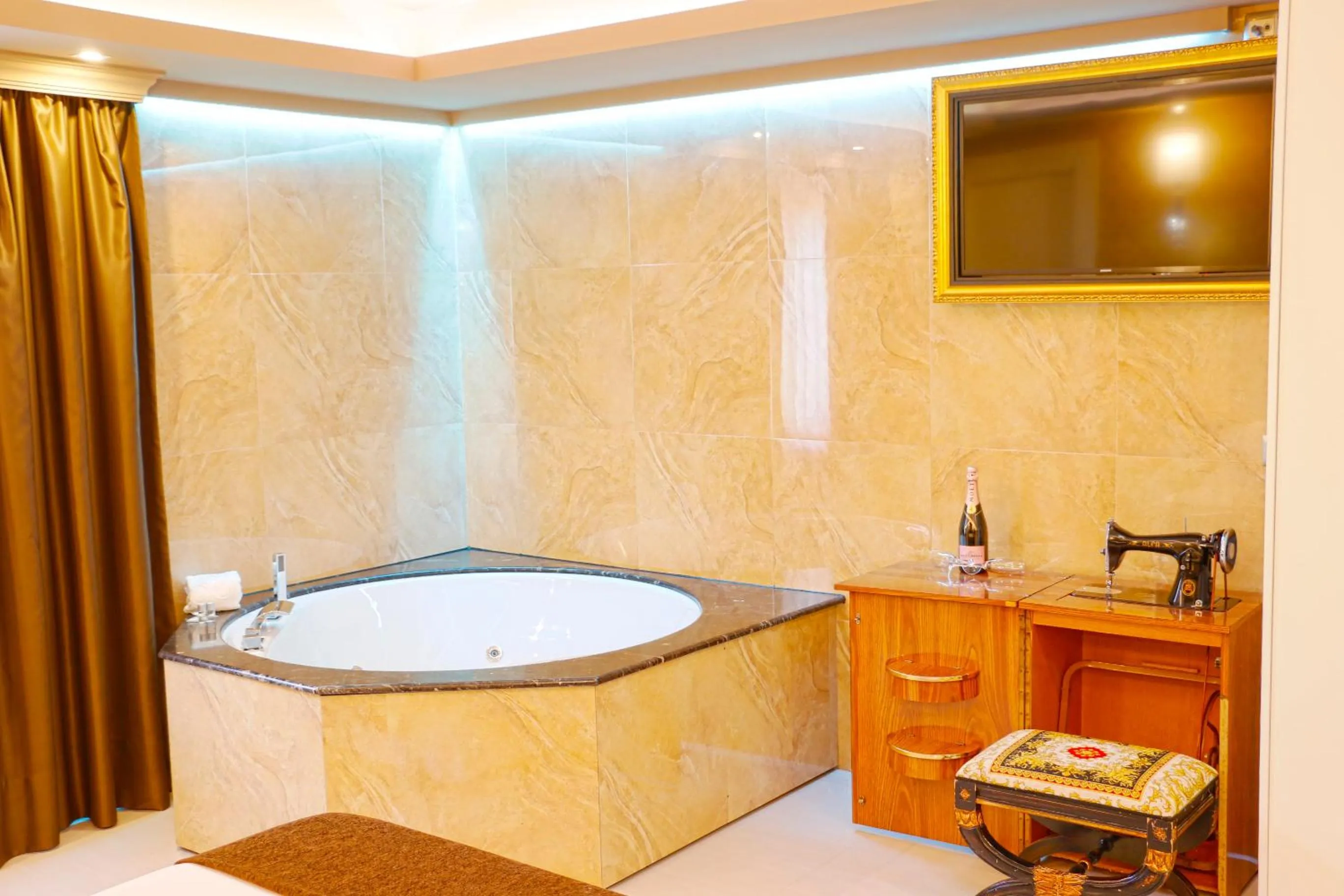 Hot Tub in Hotel Años 50