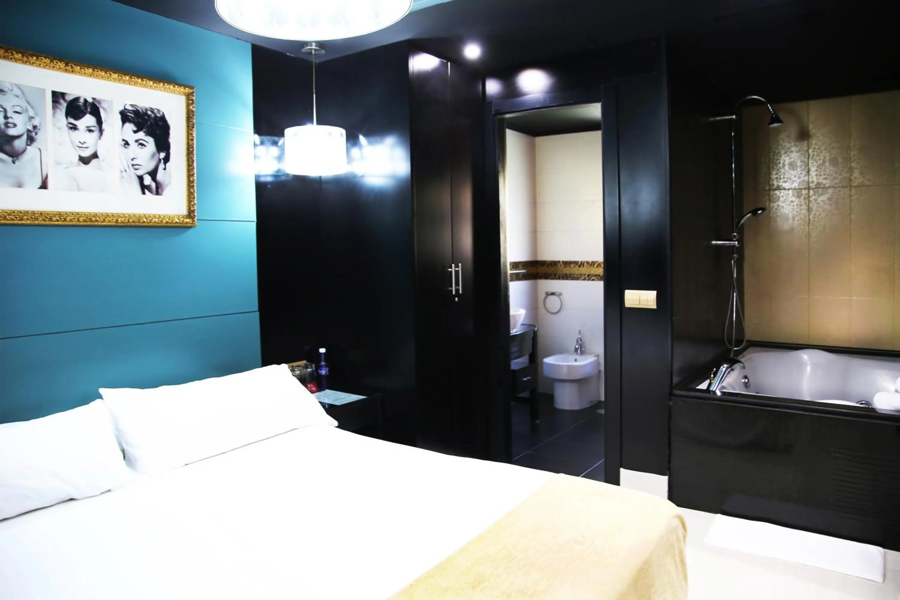 Toilet, Bed in Hotel Años 50