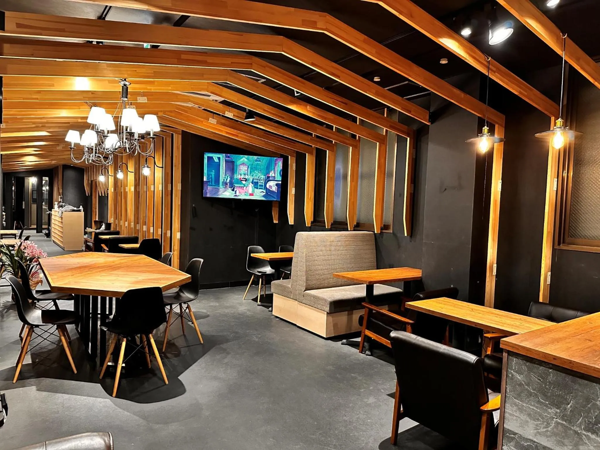 Communal lounge/ TV room in Namba Guesthouse HIVE