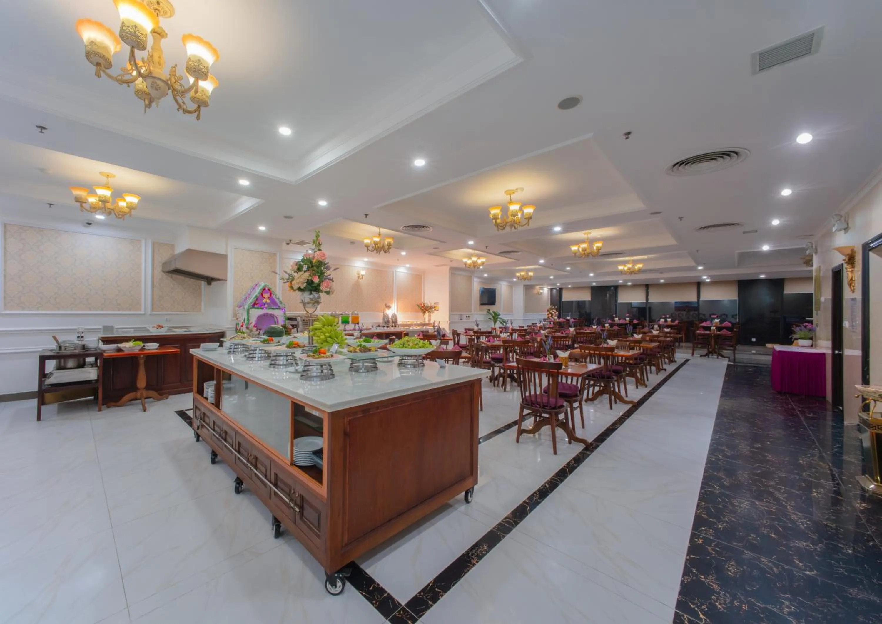 Restaurant/places to eat in Bonjour Nha Trang Hotel