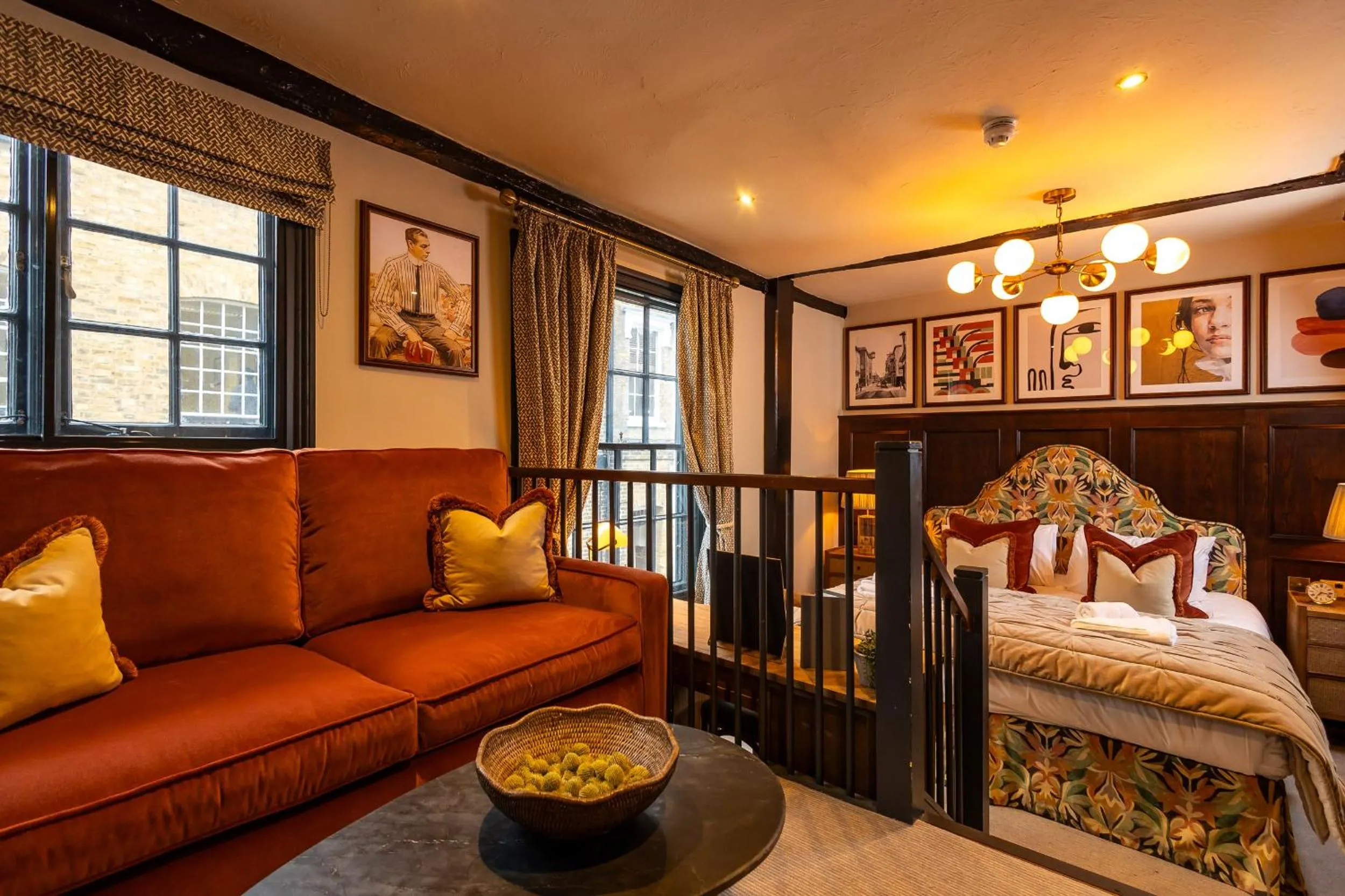 Seating area, Bed in Salisbury Arms Hotel