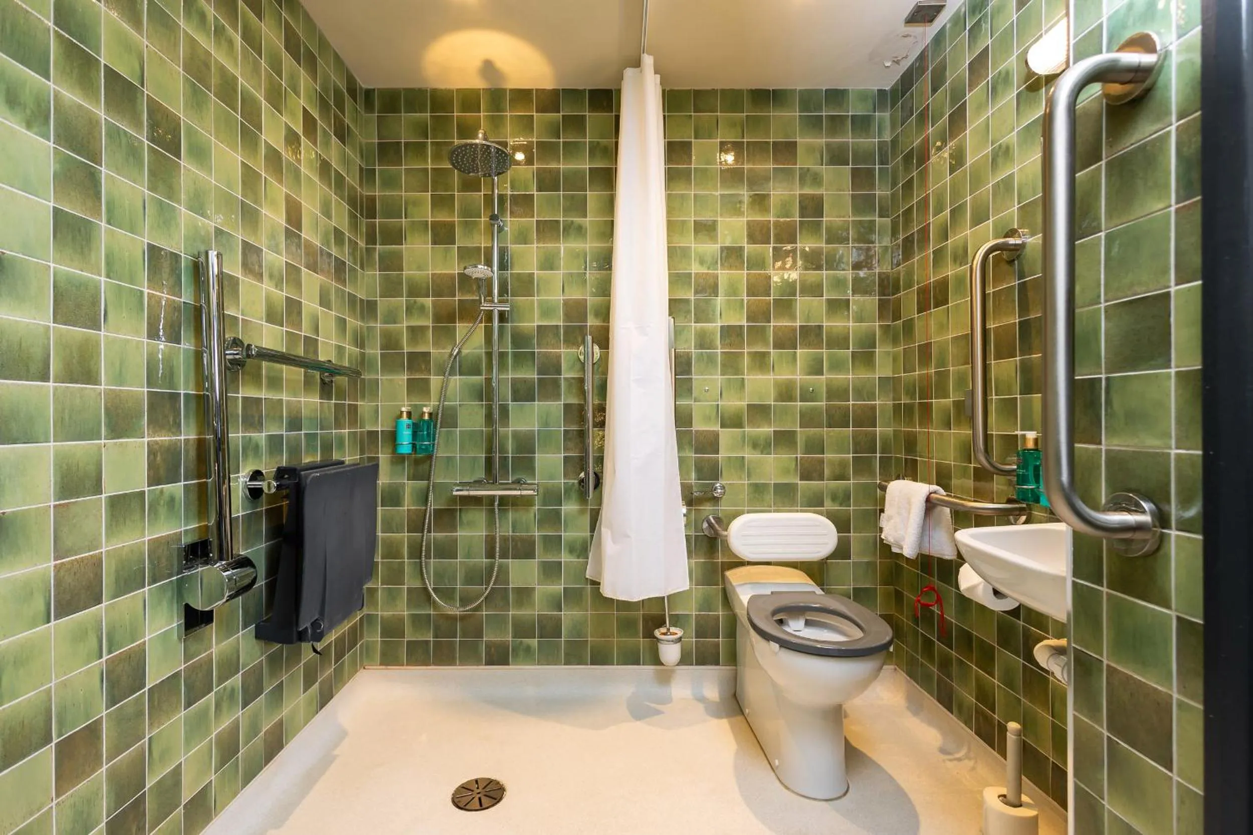 Bathroom in Salisbury Arms Hotel