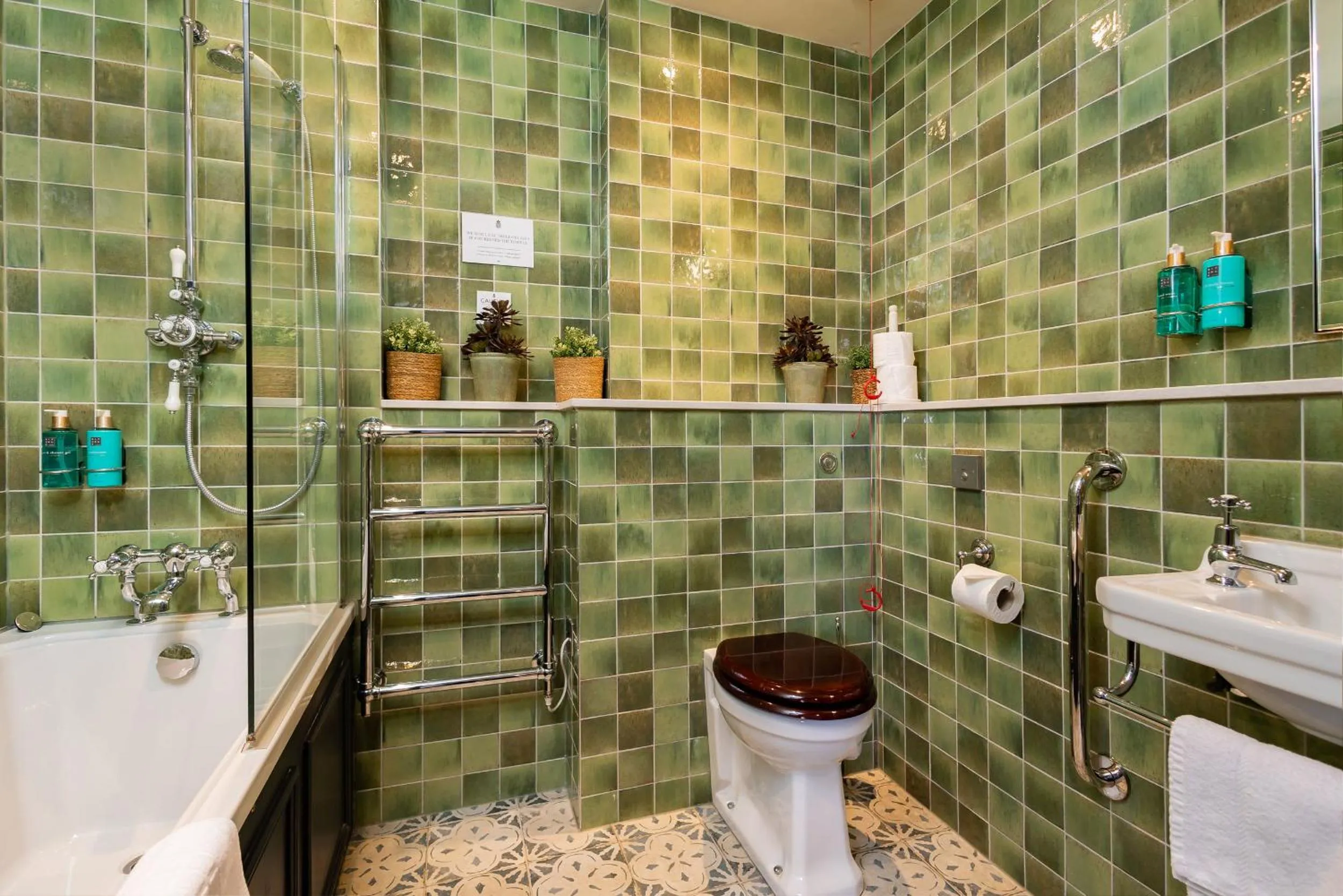 Bathroom in Salisbury Arms Hotel