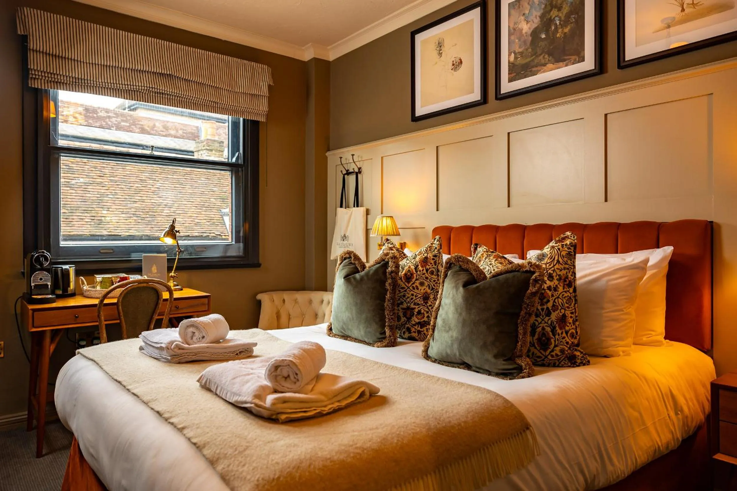 Bedroom, Bed in Salisbury Arms Hotel