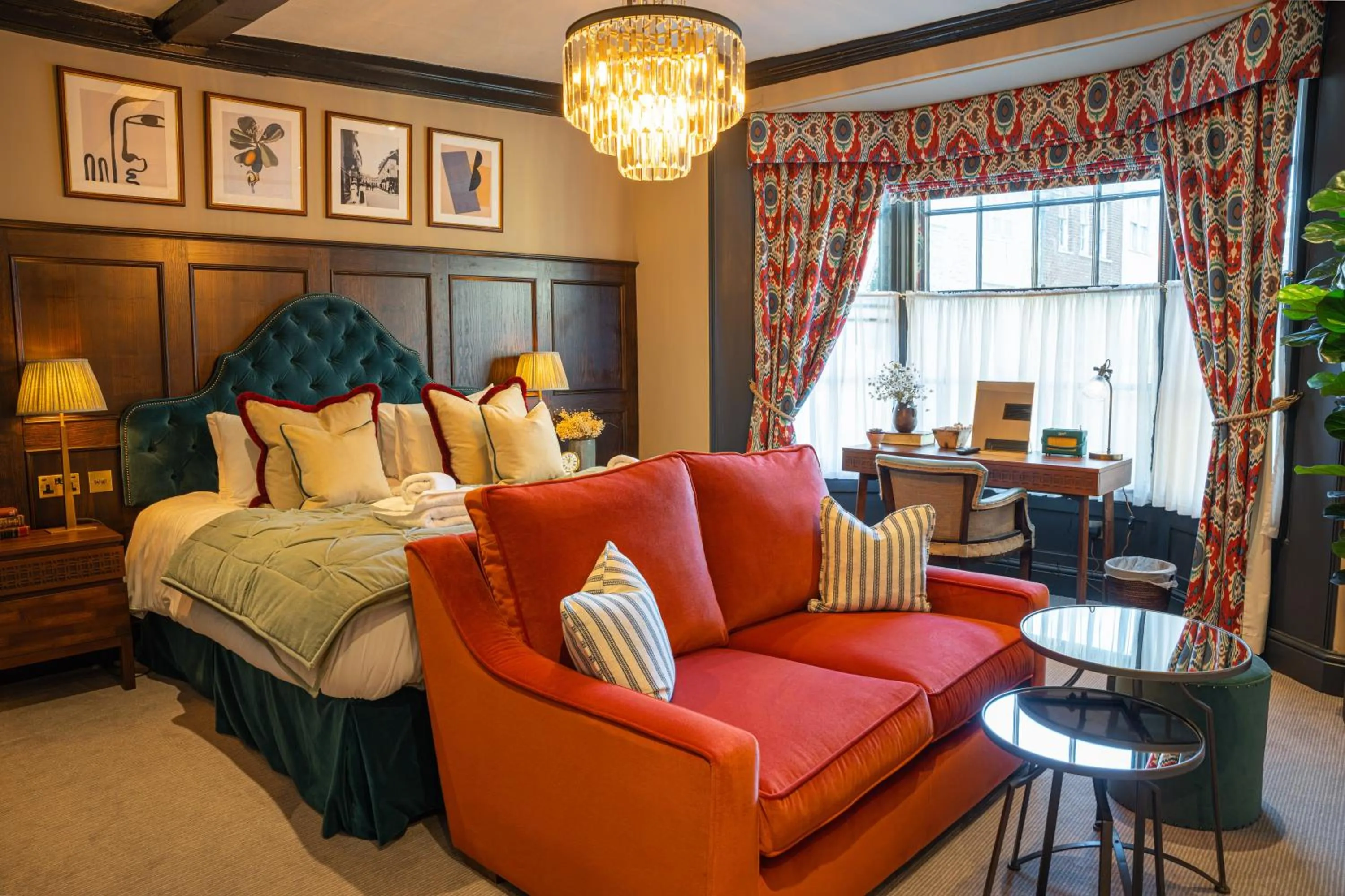 Seating area, Bed in Salisbury Arms Hotel