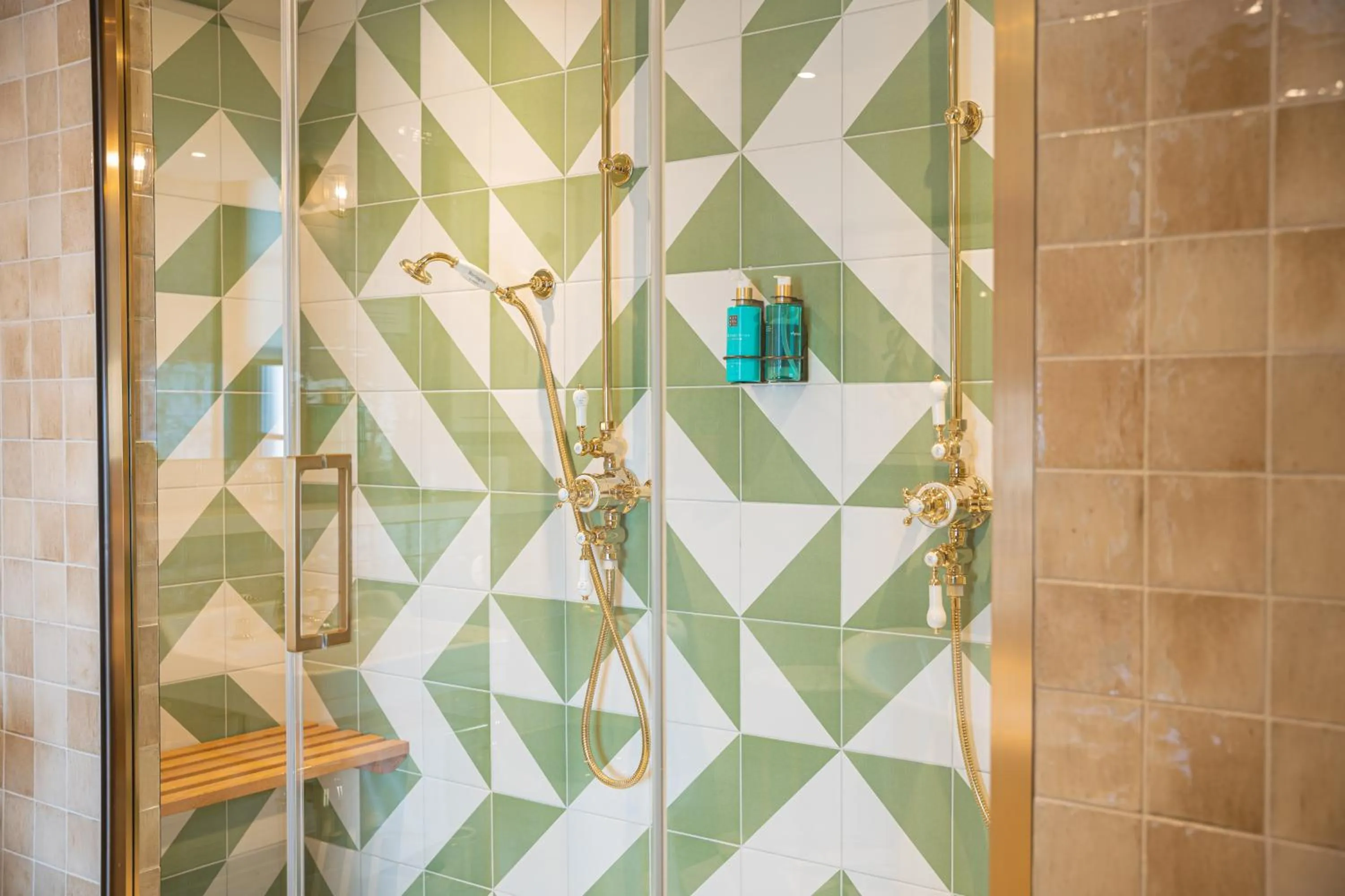 Shower in Salisbury Arms Hotel