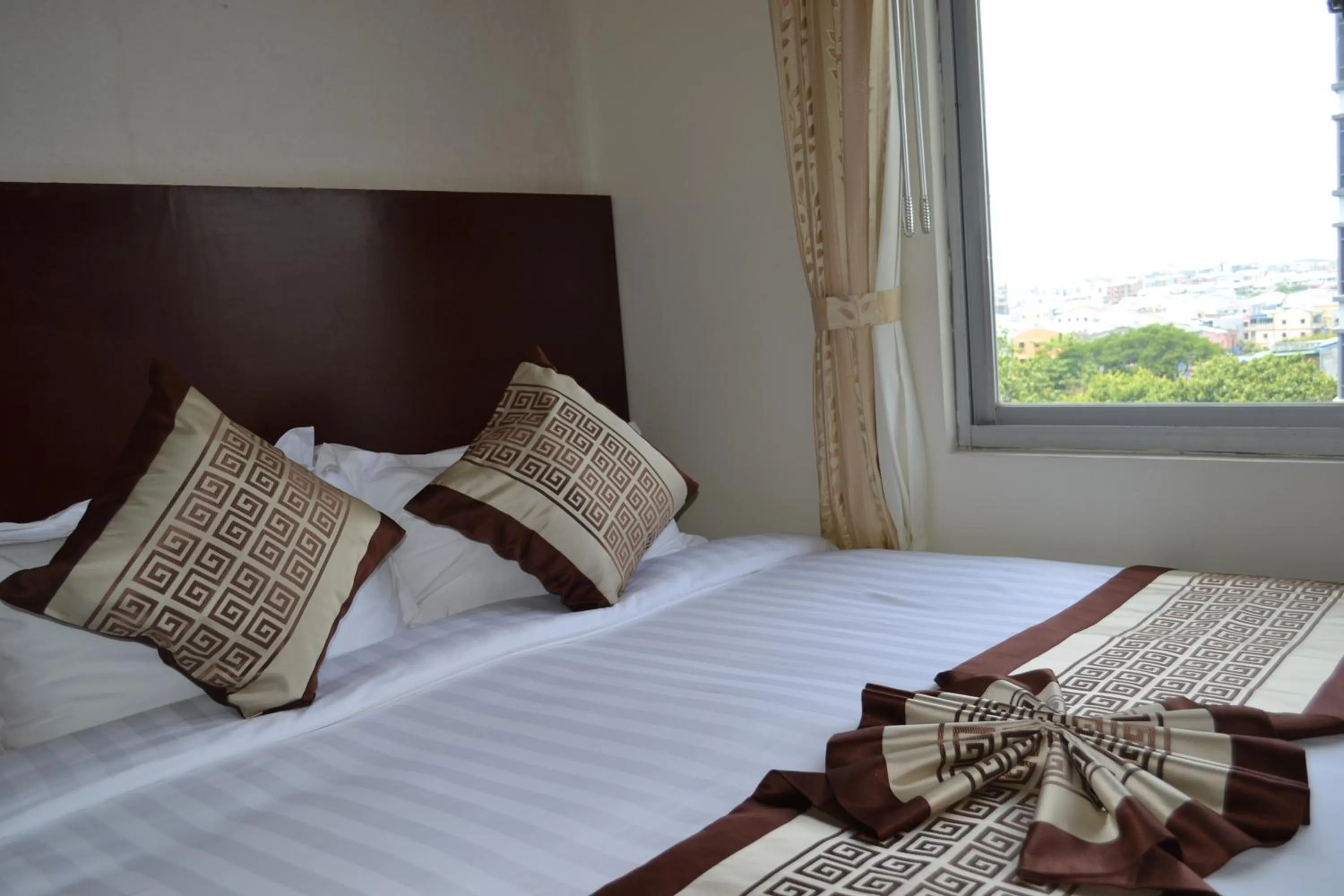 Bed in Hotel Broadway Yangon