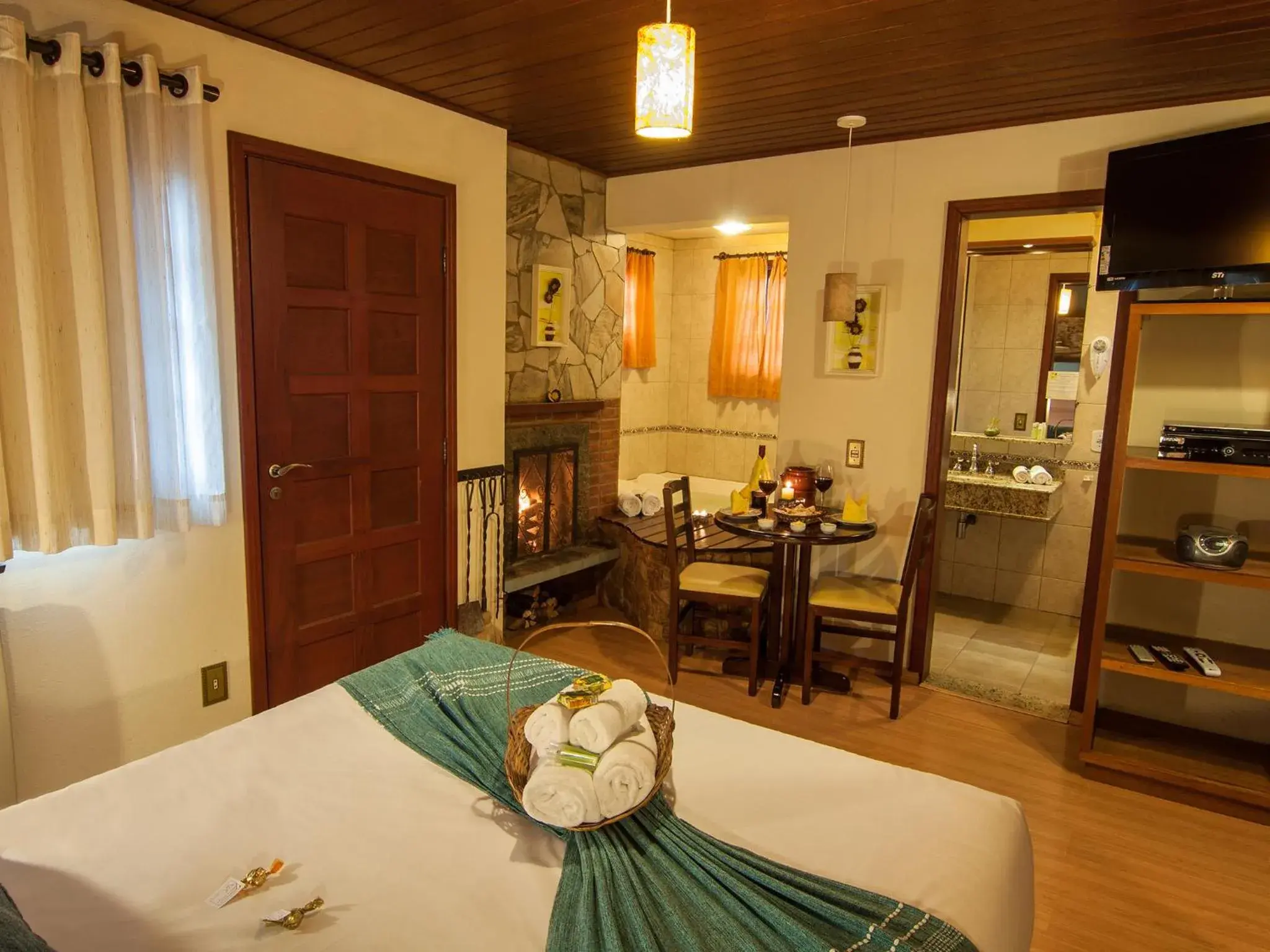 Luxury Apartment com Spa Bath and Deck in Pousada Aguia Dourada Luxury Apartment com Spa Bath and Deck in Pousada Aguia Dourada