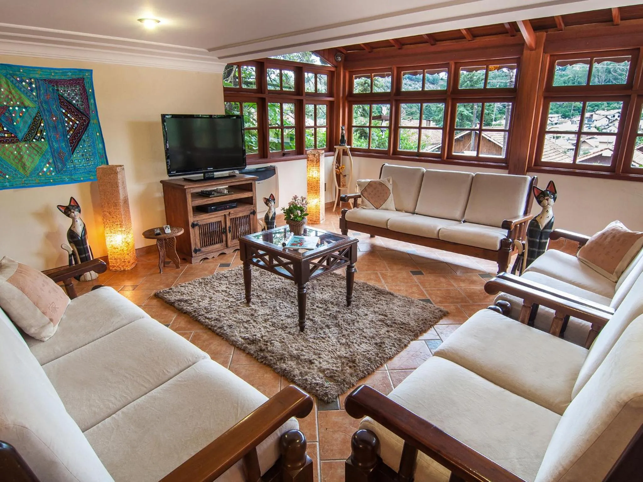 Communal lounge/ TV room in Pousada Aguia Dourada