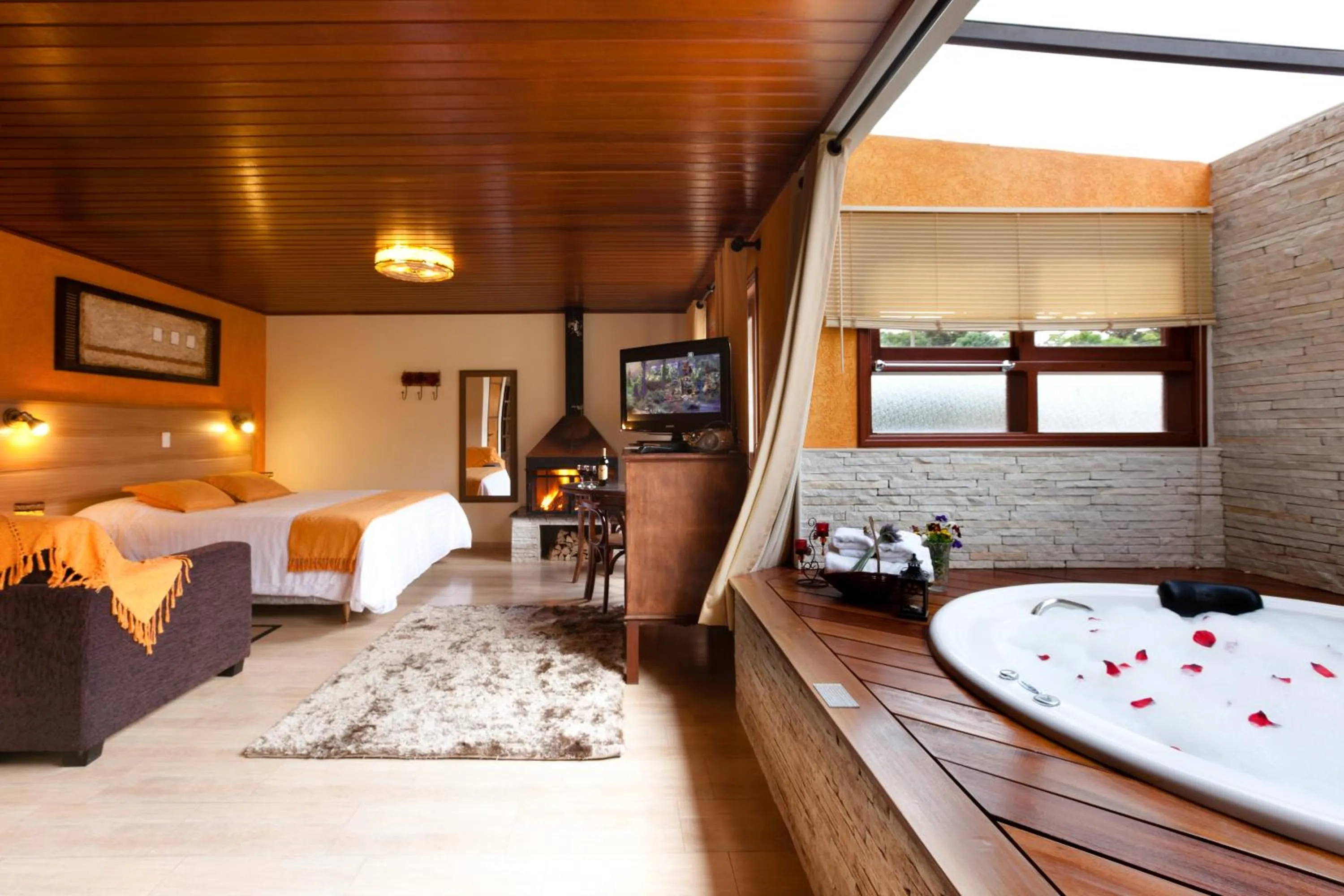 Photo of the whole room, Bed in Pousada Aguia Dourada