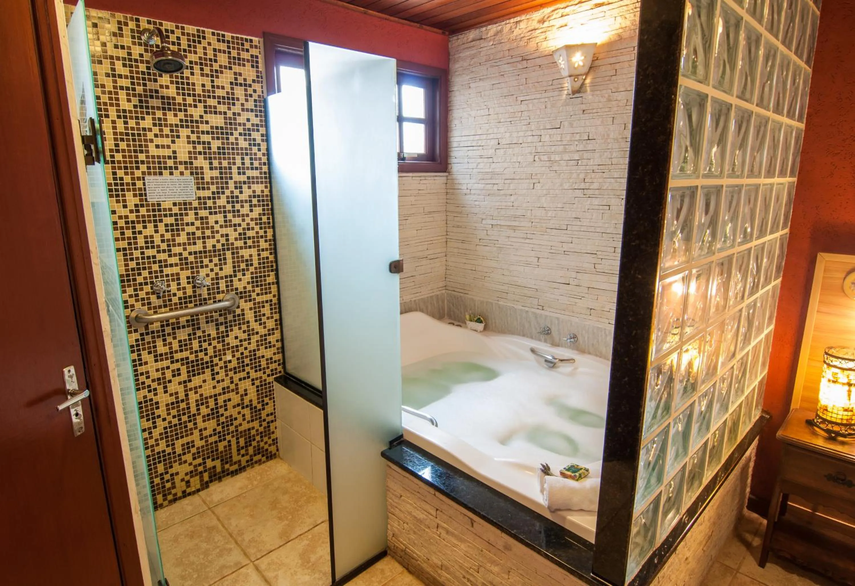 Hot Tub in Pousada Aguia Dourada