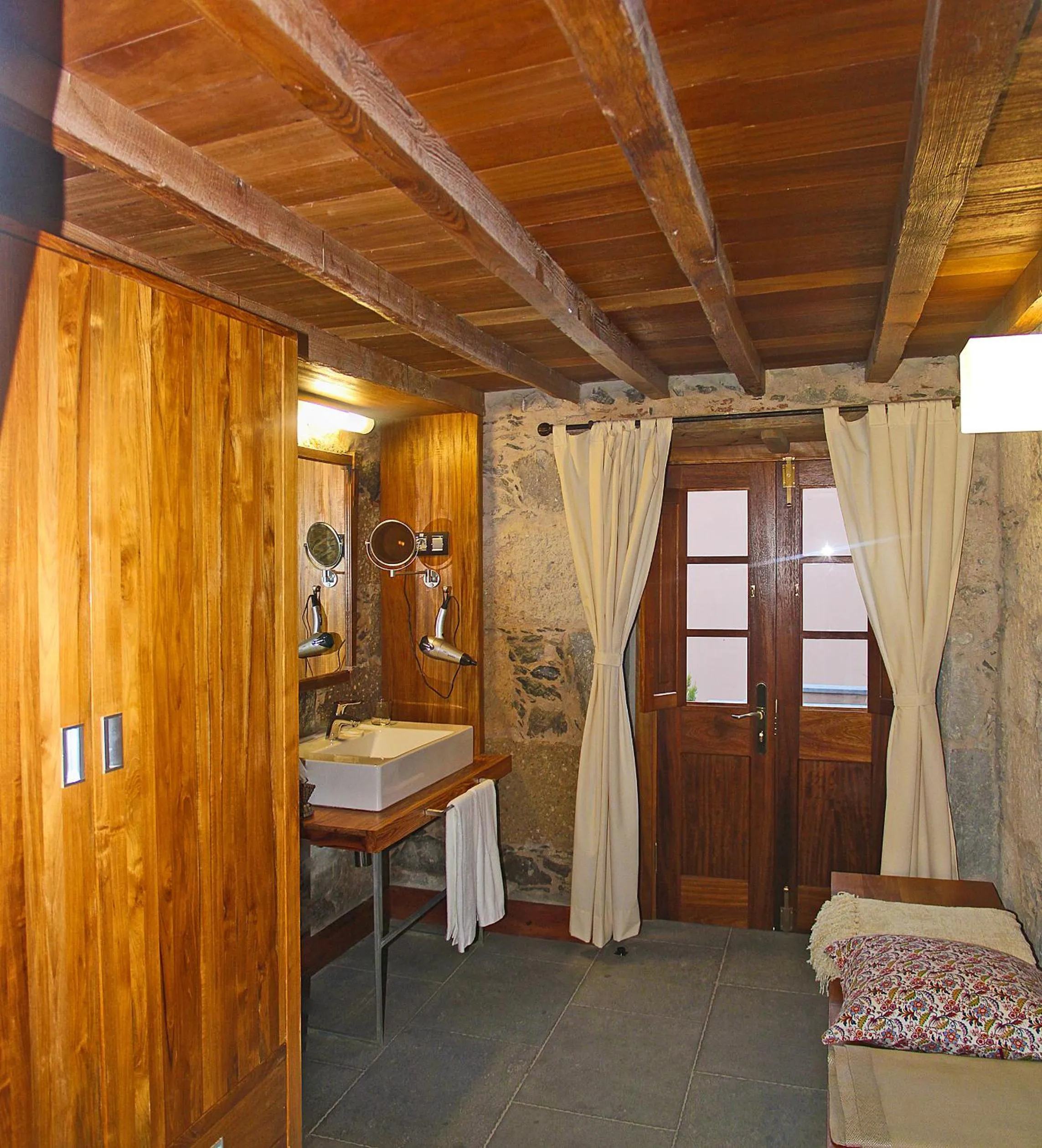 Bathroom, Bed in Hotel Rural El Mondalón
