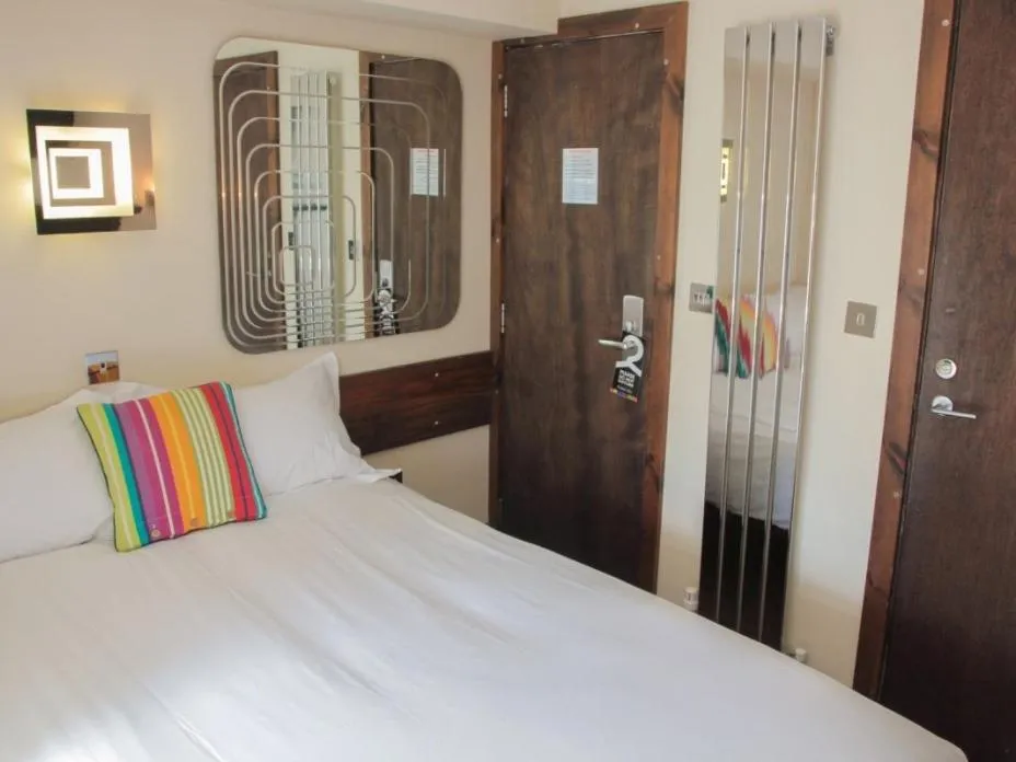 Bedroom, Bed in Guest And The City