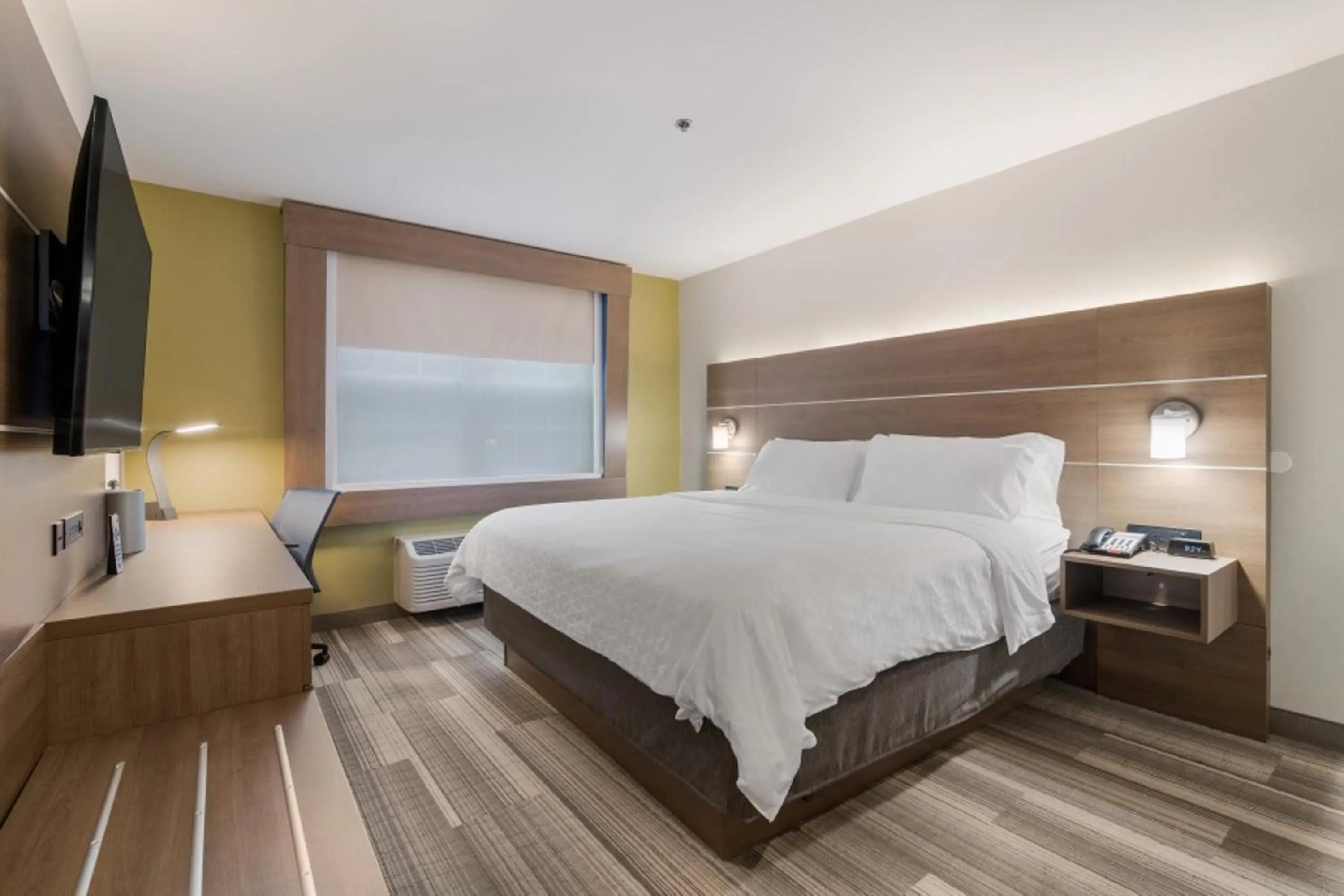 Photo of the whole room, Bed in Holiday Inn Express - Plymouth by IHG