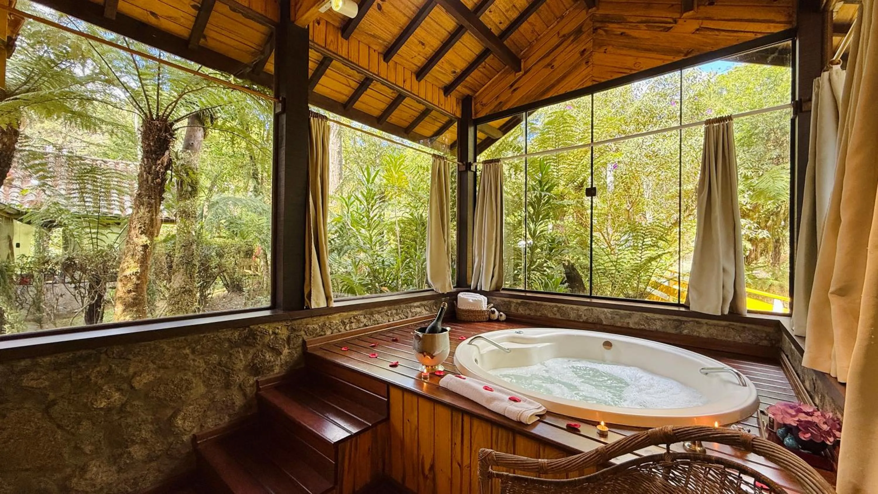 Hot Tub in Pousada Villa D'Amore