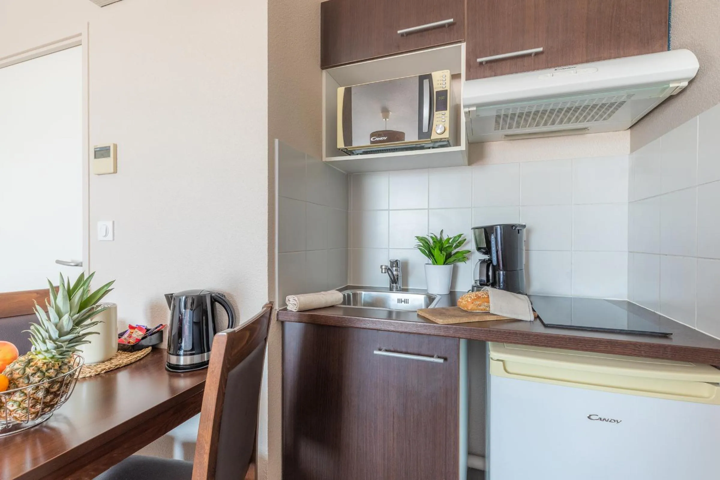 Kitchen or kitchenette in Appart'City Confort Toulouse Aéroport Cornebarrieu