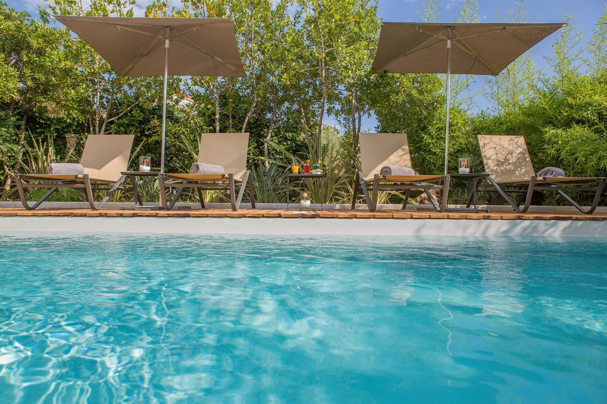 Swimming pool in Rossi Hôtel