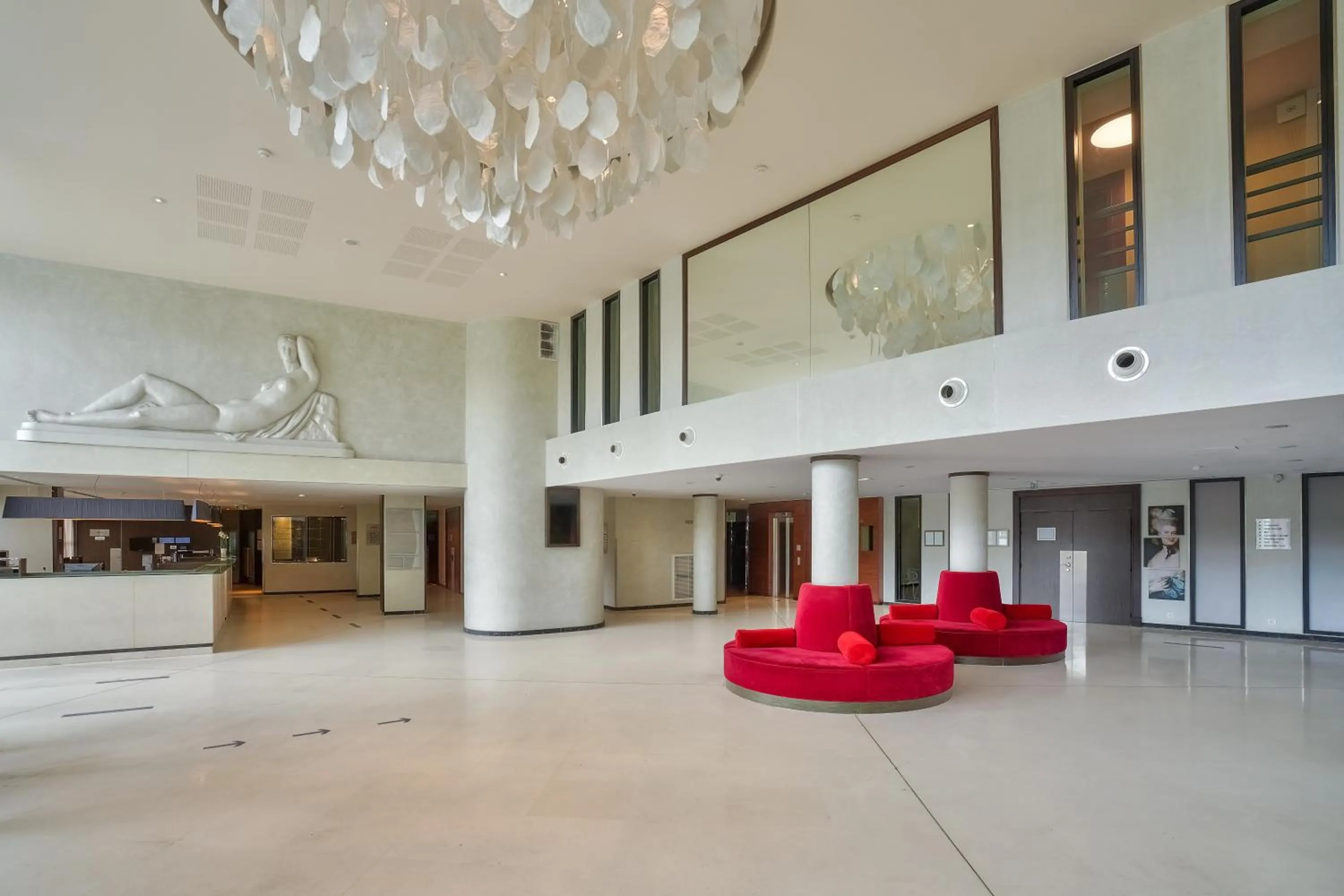 Lobby or reception in Clarion Paris CDG Airport