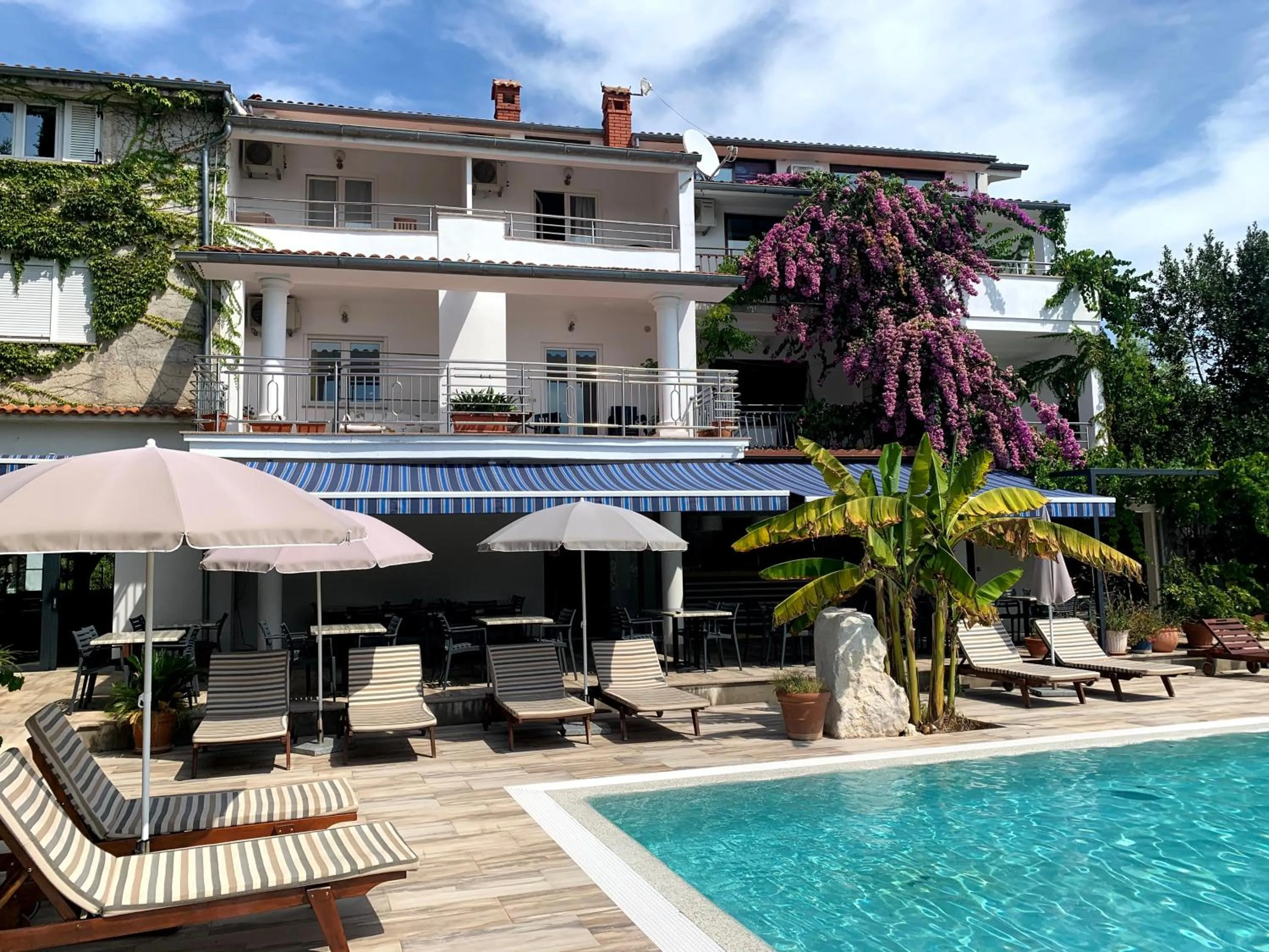 Property building in Gargamelo Pension