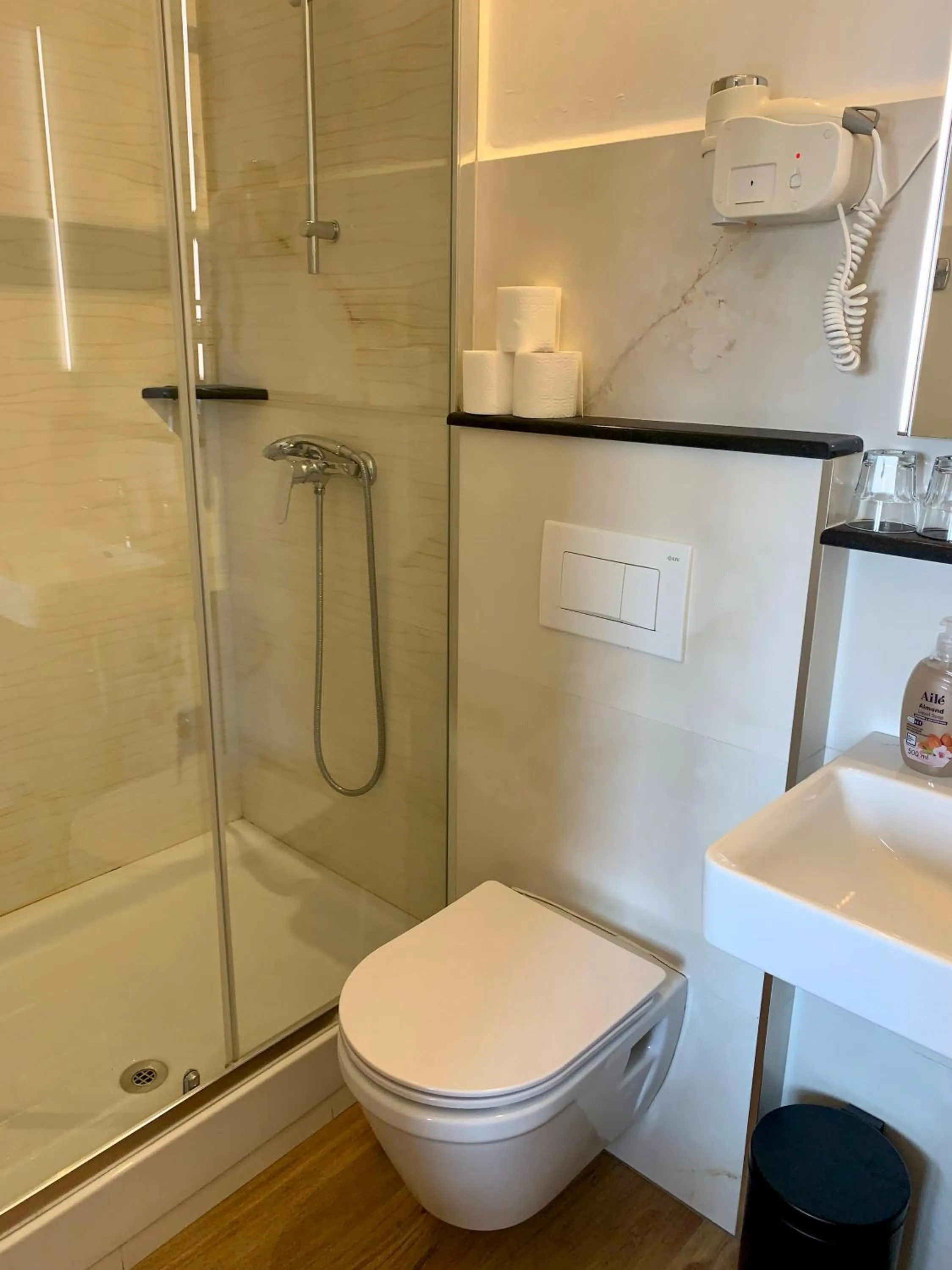 Shower in Gargamelo Pension