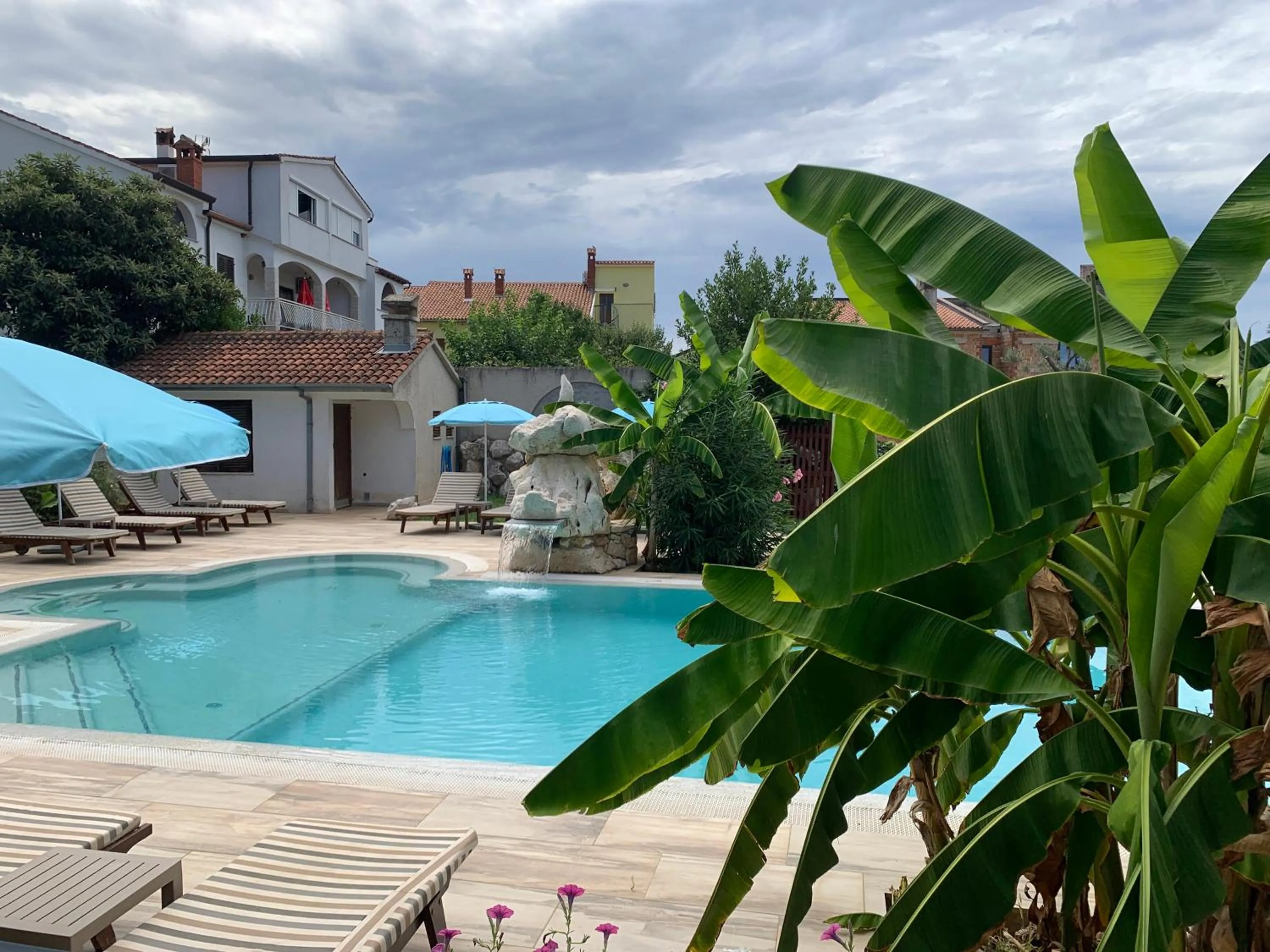 Swimming pool in Gargamelo Pension